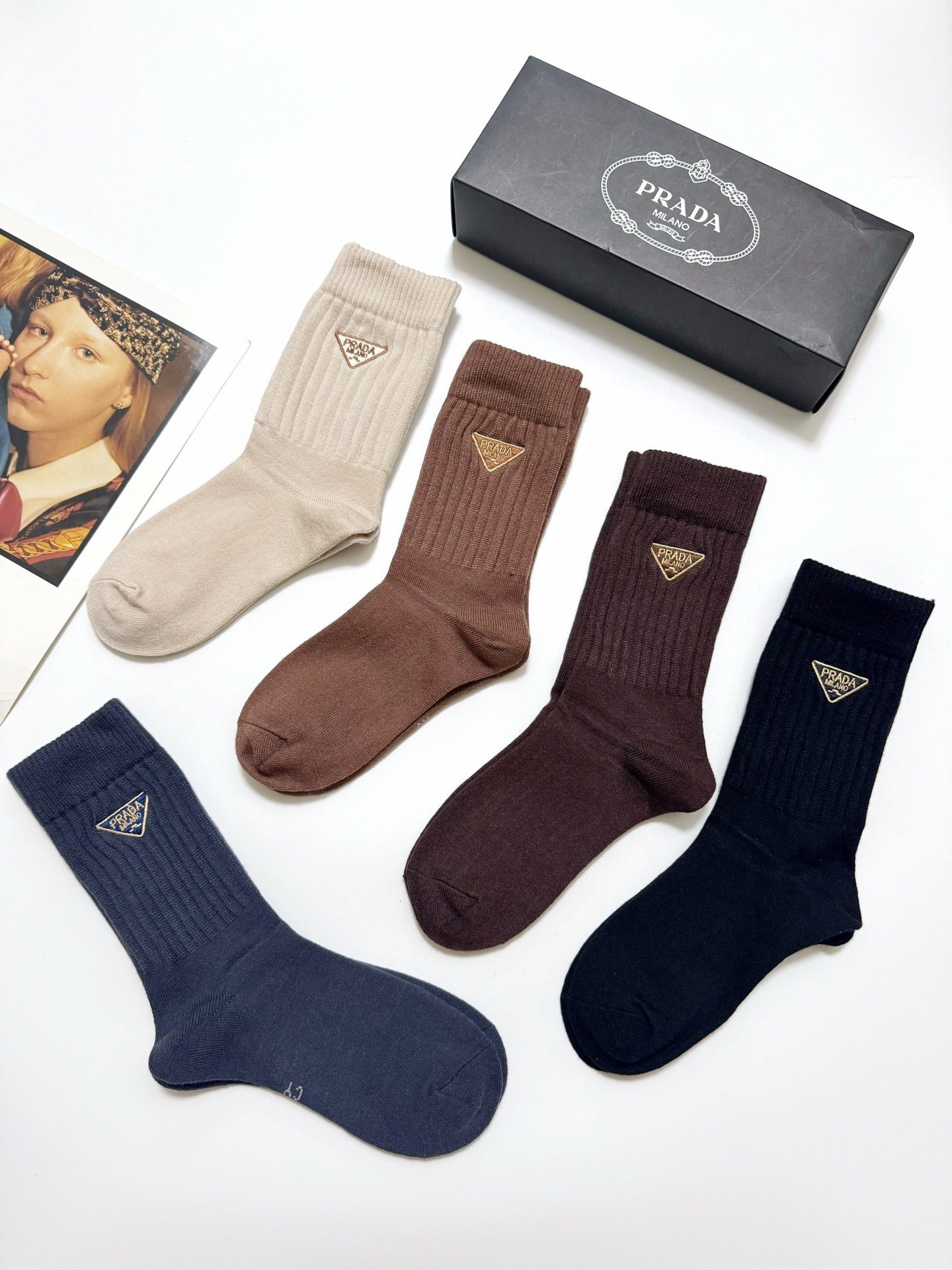 配包装🌟【一盒5 双】 🌟Prada 普拉达 经典刺绣字母logo 羊绒混纺中筒袜 ，软糯亲肤，ins超