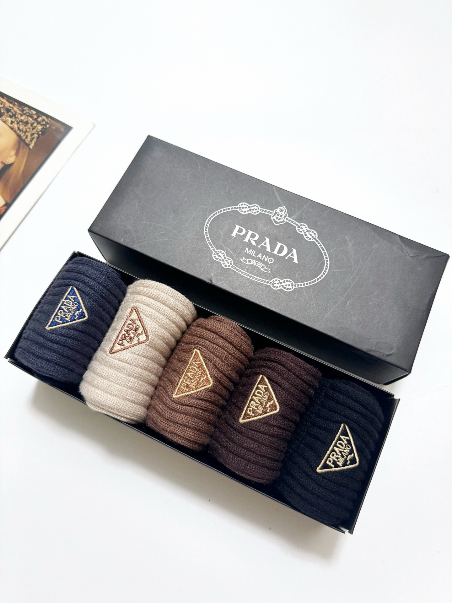 配包装🌟【一盒5 双】 🌟Prada 普拉达 经典刺绣字母logo 羊绒混纺中筒袜 ，软糯亲肤，ins超