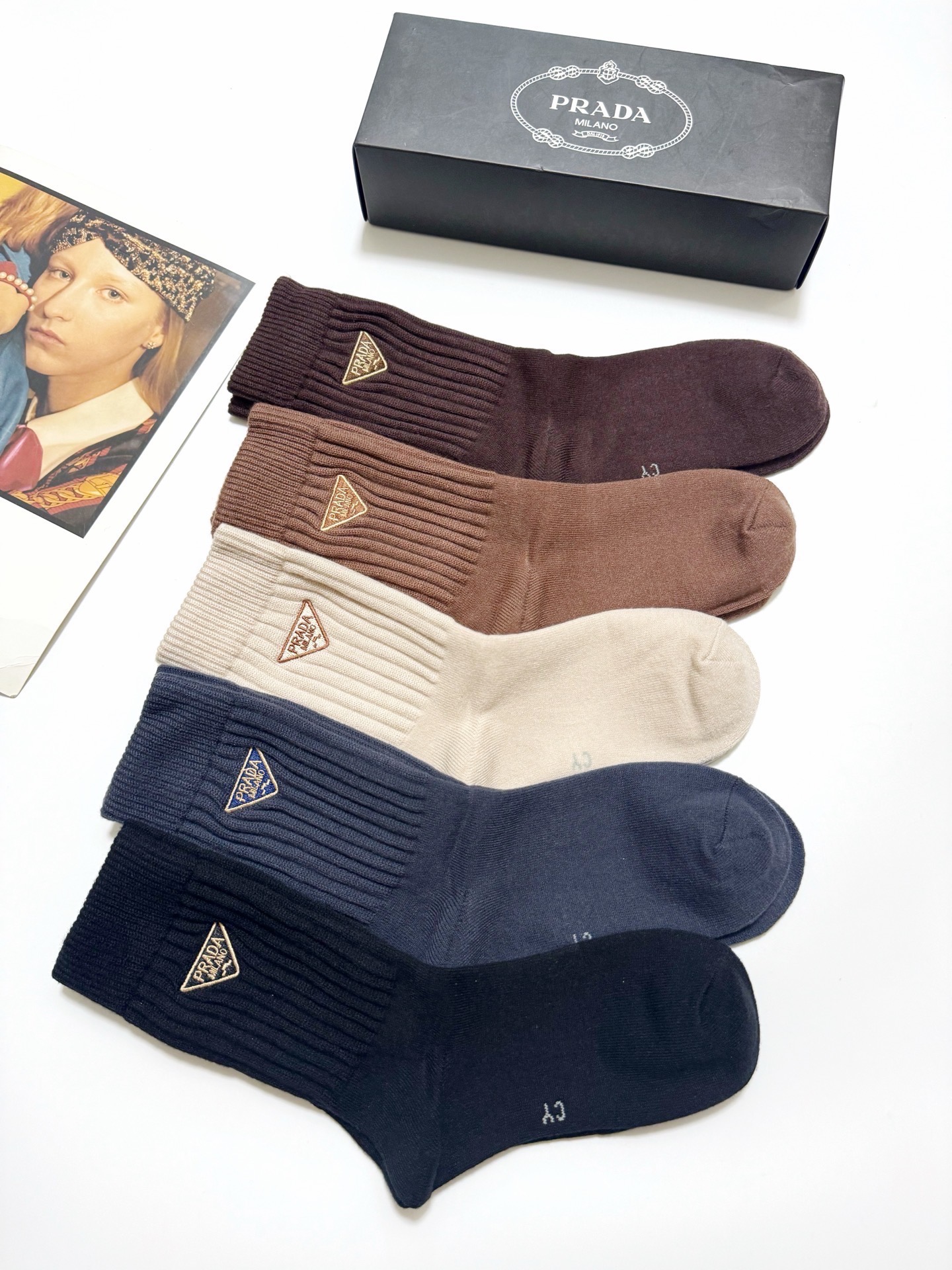 配包装🌟【一盒5 双】 🌟Prada 普拉达 经典刺绣字母logo 羊绒混纺中筒袜 ，软糯亲肤，ins超