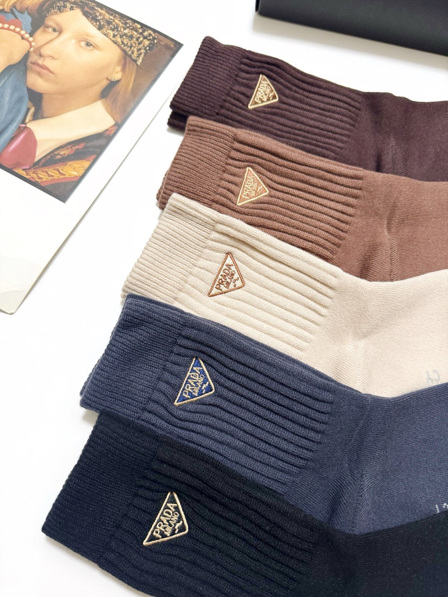 配包装🌟【一盒5 双】 🌟Prada 普拉达 经典刺绣字母logo 羊绒混纺中筒袜 ，软糯亲肤，ins超
