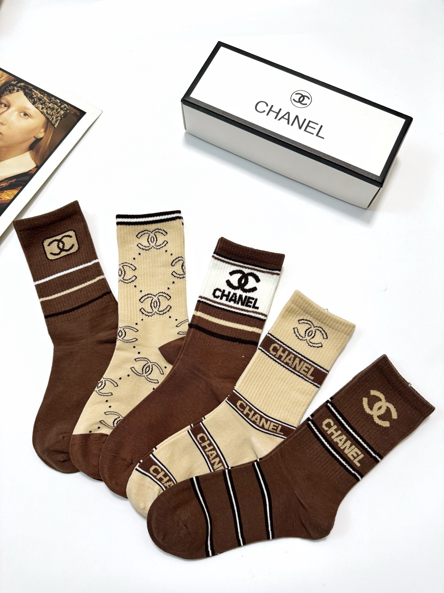 配包装🌟【一盒5 双】 🌟Chanel香奈儿 经典字母logo ins超火爆中筒袜，纯棉面料，潮人必备 