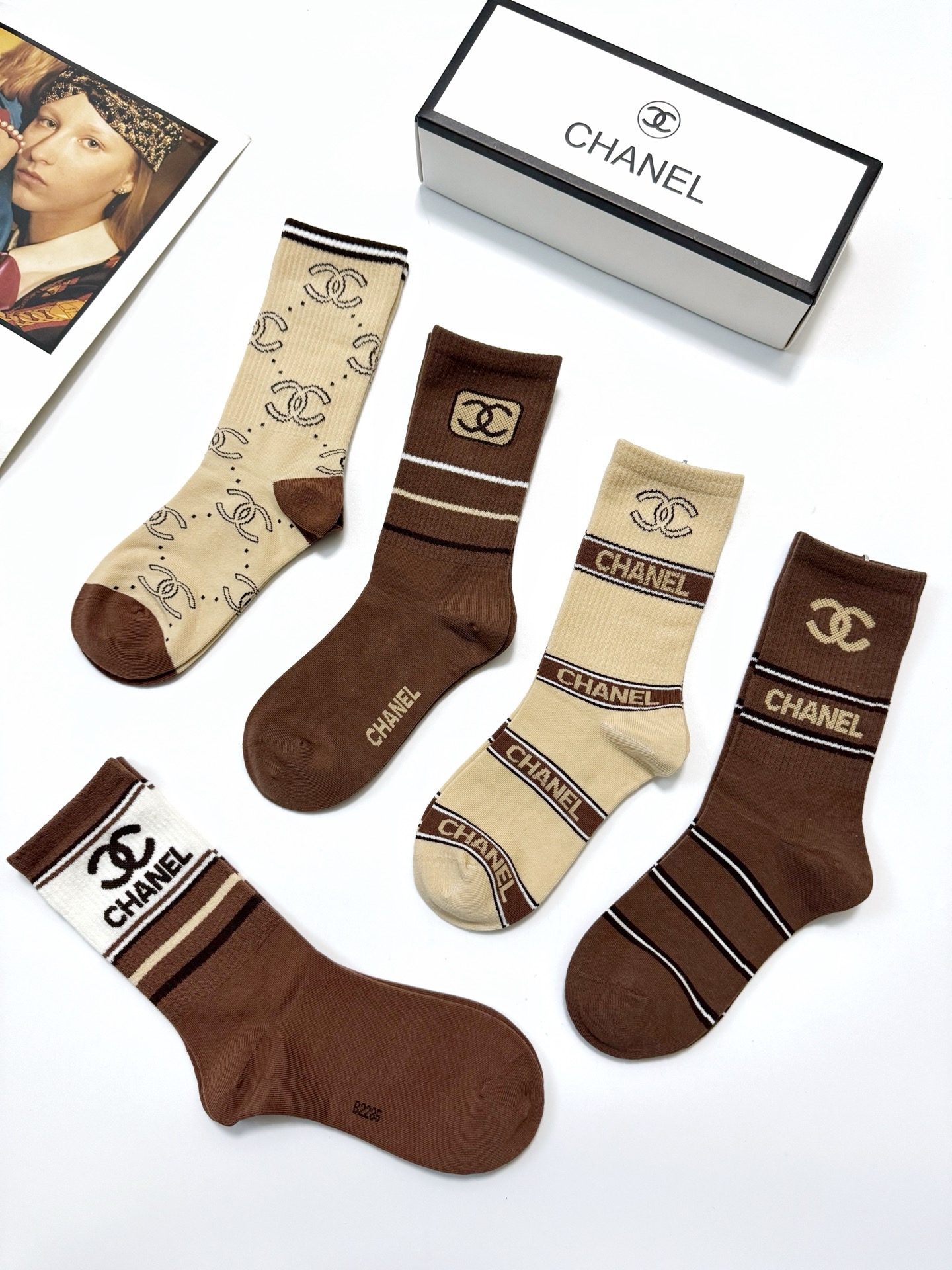 配包装🌟【一盒5 双】 🌟Chanel香奈儿 经典字母logo ins超火爆中筒袜，纯棉面料，潮人必备 