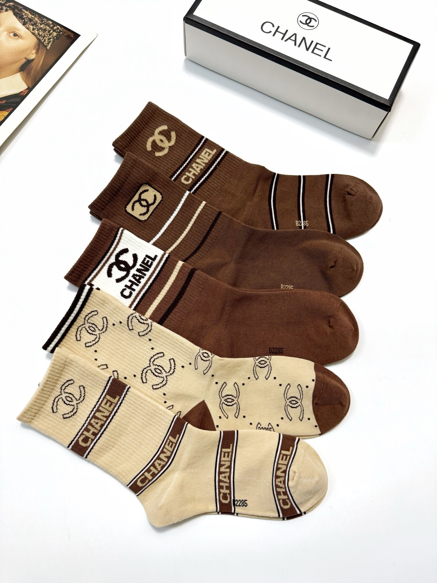 配包装🌟【一盒5 双】 🌟Chanel香奈儿 经典字母logo ins超火爆中筒袜，纯棉面料，潮人必备 