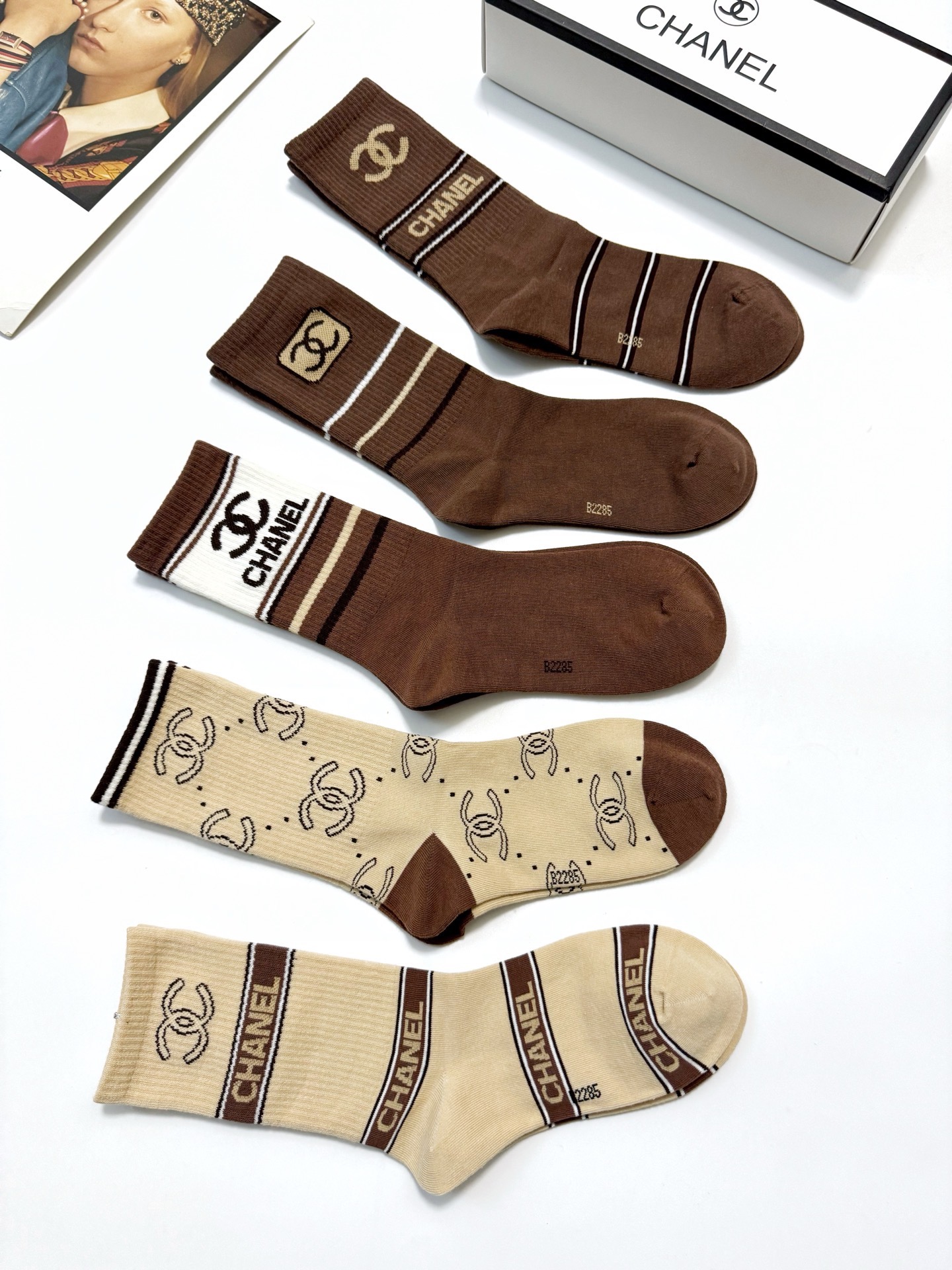 配包装🌟【一盒5 双】 🌟Chanel香奈儿 经典字母logo ins超火爆中筒袜，纯棉面料，潮人必备 