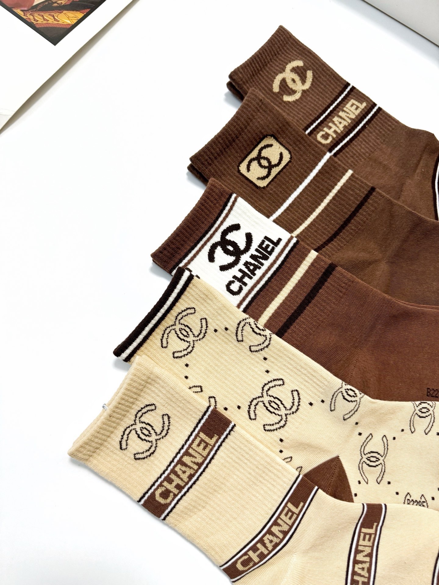 配包装🌟【一盒5 双】 🌟Chanel香奈儿 经典字母logo ins超火爆中筒袜，纯棉面料，潮人必备 