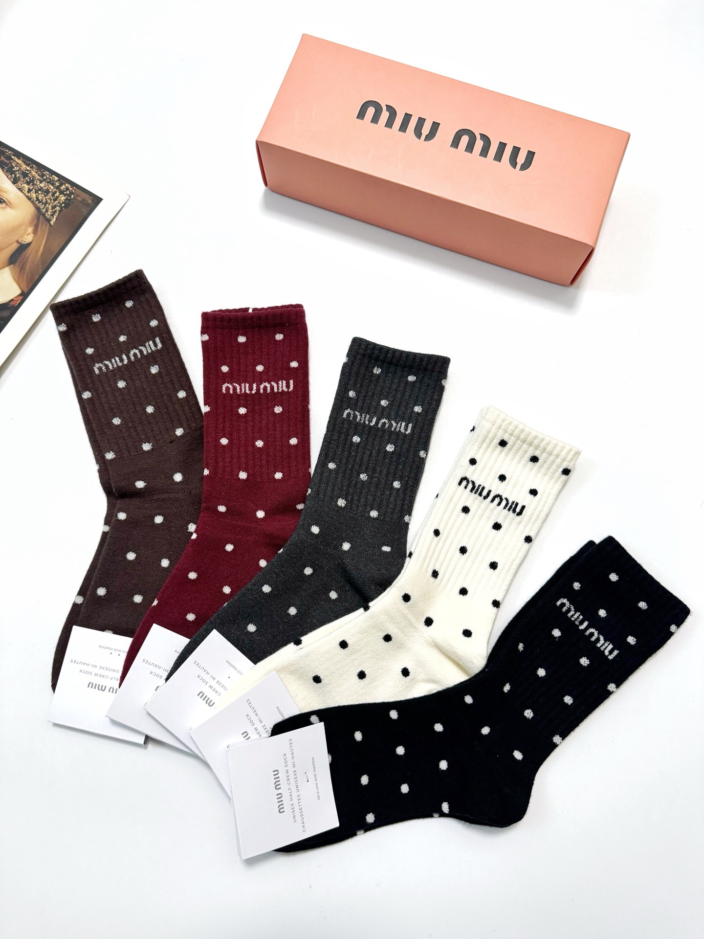 配包装🌟【一盒5 双】 🌟缪缪miumiu 经典字母 logo 羊绒混纺中筒袜 ，ins超火爆中筒袜，潮