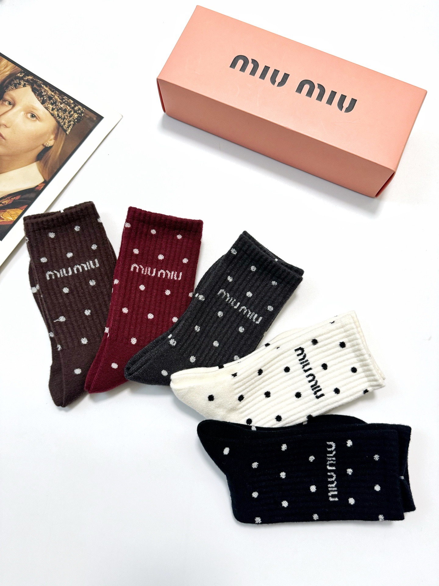 配包装🌟【一盒5 双】 🌟缪缪miumiu 经典字母 logo 羊绒混纺中筒袜 ，ins超火爆中筒袜，潮