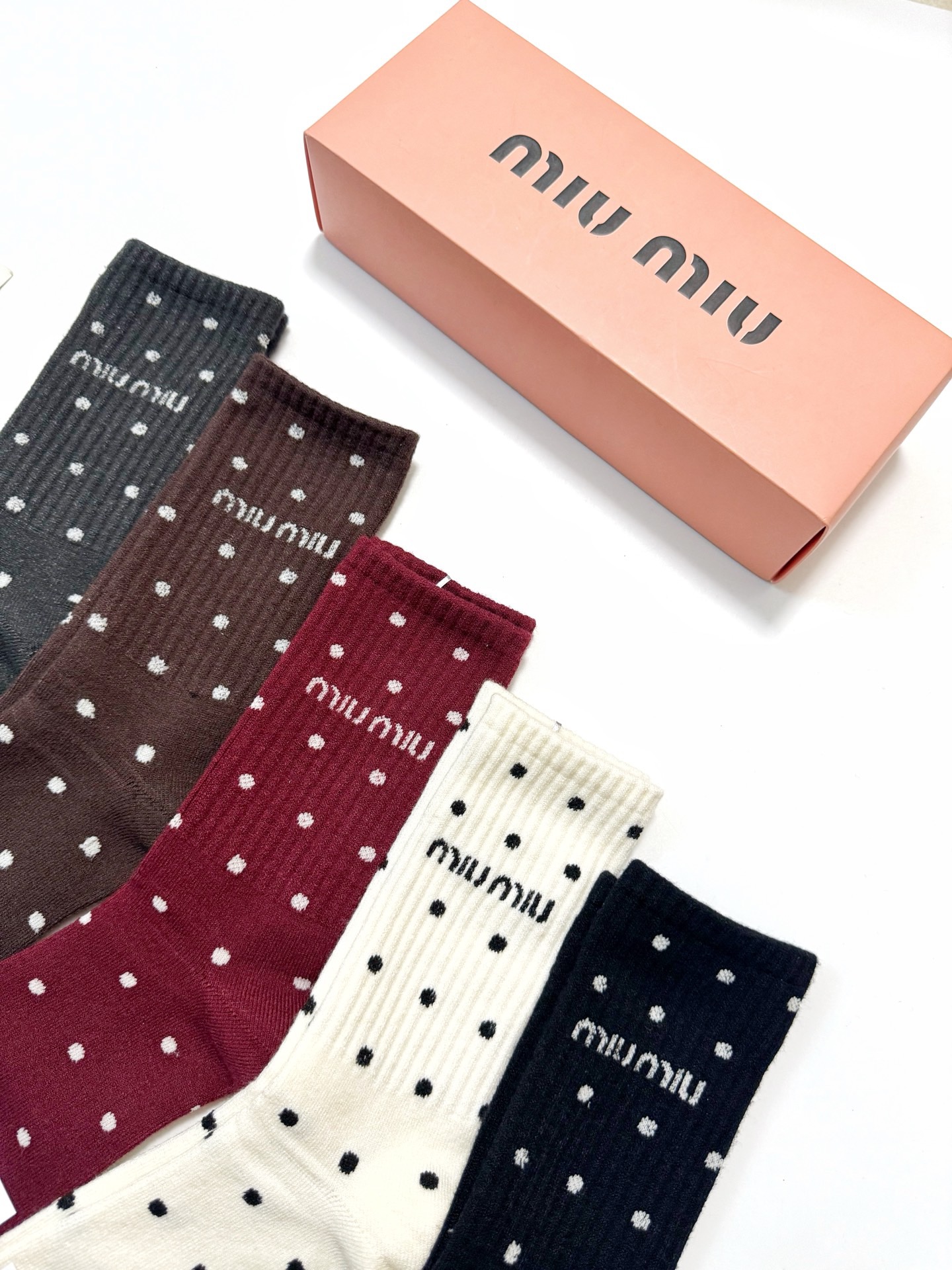 配包装🌟【一盒5 双】 🌟缪缪miumiu 经典字母 logo 羊绒混纺中筒袜 ，ins超火爆中筒袜，潮