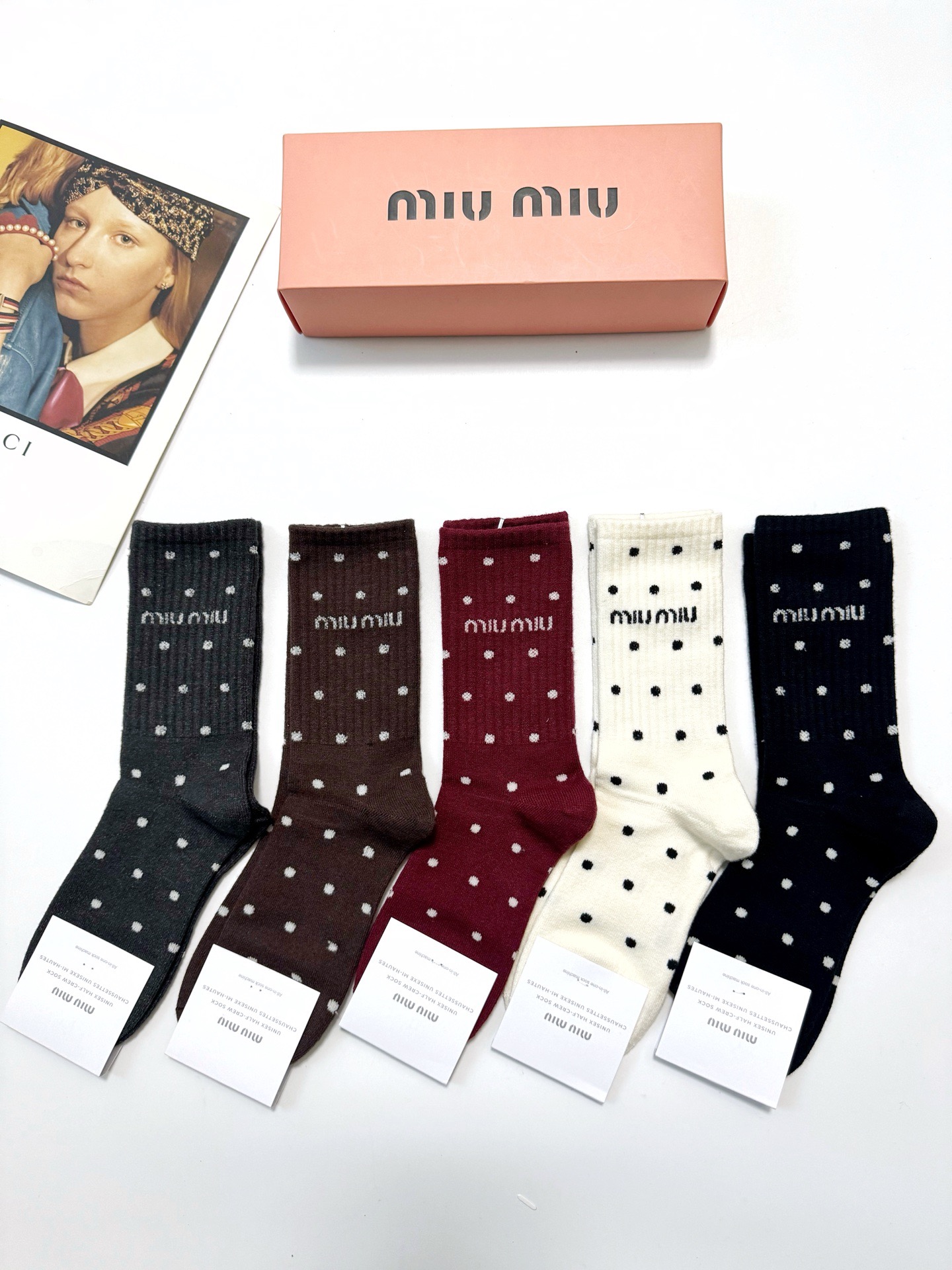 配包装🌟【一盒5 双】 🌟缪缪miumiu 经典字母 logo 羊绒混纺中筒袜 ，ins超火爆中筒袜，潮