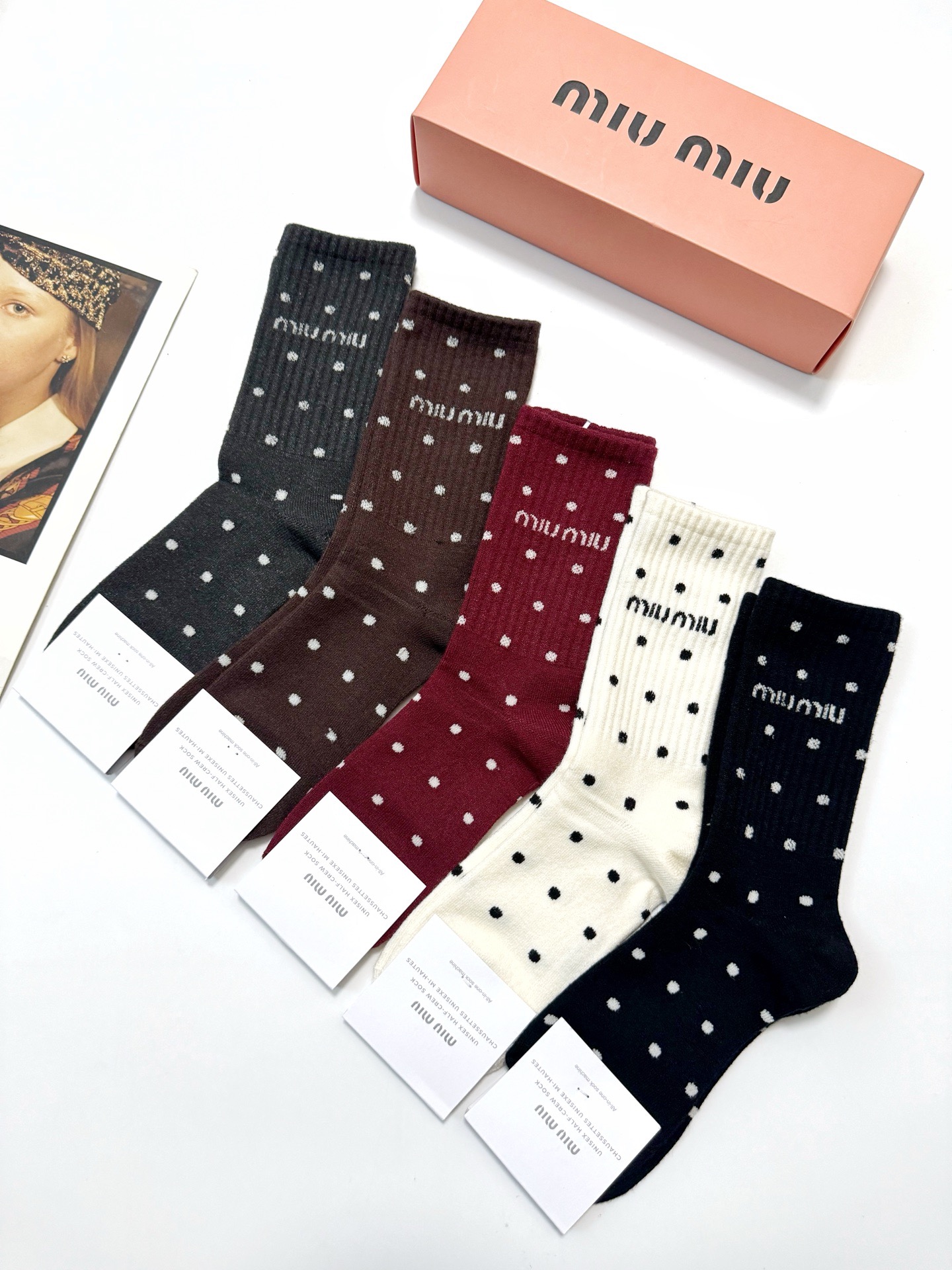 配包装🌟【一盒5 双】 🌟缪缪miumiu 经典字母 logo 羊绒混纺中筒袜 ，ins超火爆中筒袜，潮