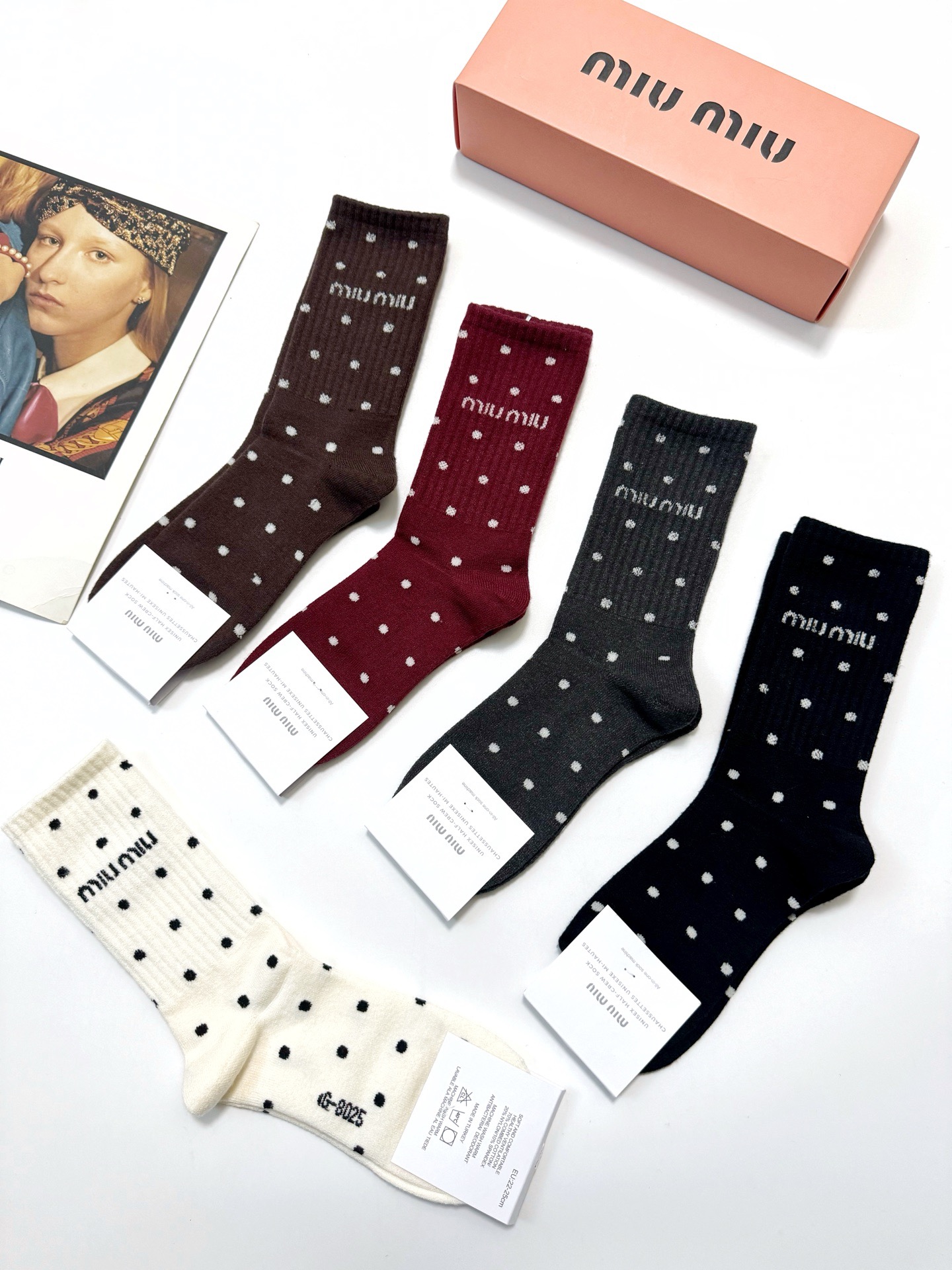 配包装🌟【一盒5 双】 🌟缪缪miumiu 经典字母 logo 羊绒混纺中筒袜 ，ins超火爆中筒袜，潮