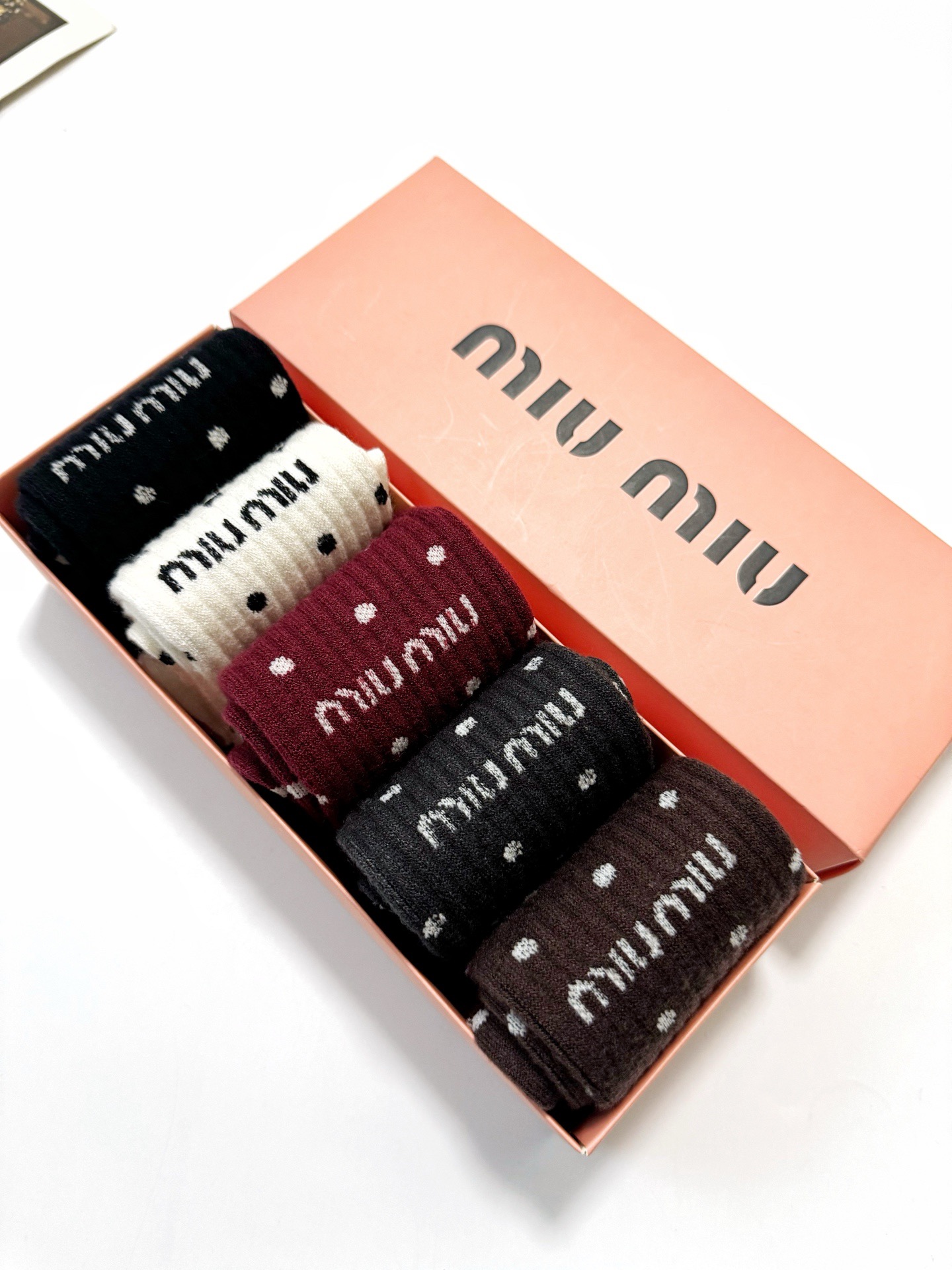 配包装🌟【一盒5 双】 🌟缪缪miumiu 经典字母 logo 羊绒混纺中筒袜 ，ins超火爆中筒袜，潮