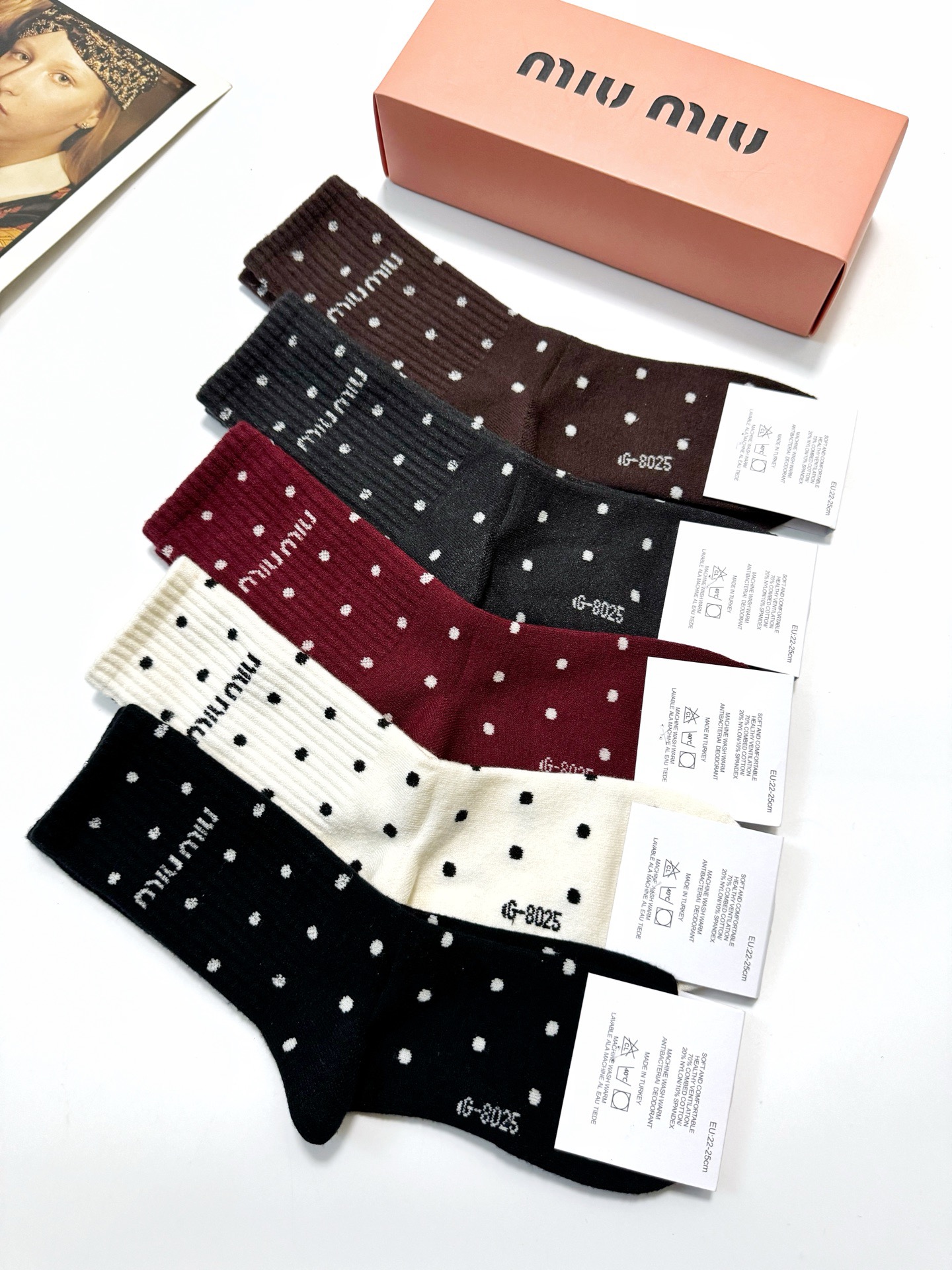 配包装🌟【一盒5 双】 🌟缪缪miumiu 经典字母 logo 羊绒混纺中筒袜 ，ins超火爆中筒袜，潮