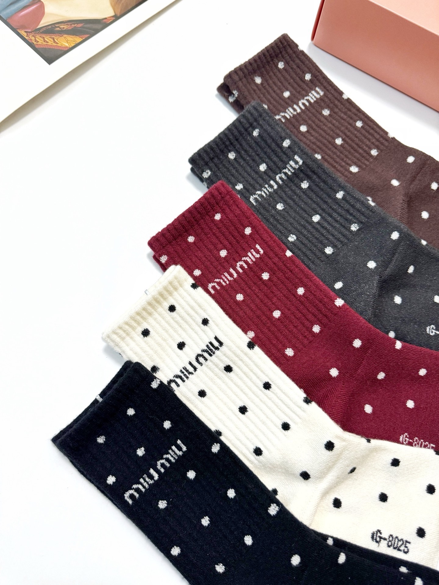 配包装🌟【一盒5 双】 🌟缪缪miumiu 经典字母 logo 羊绒混纺中筒袜 ，ins超火爆中筒袜，潮