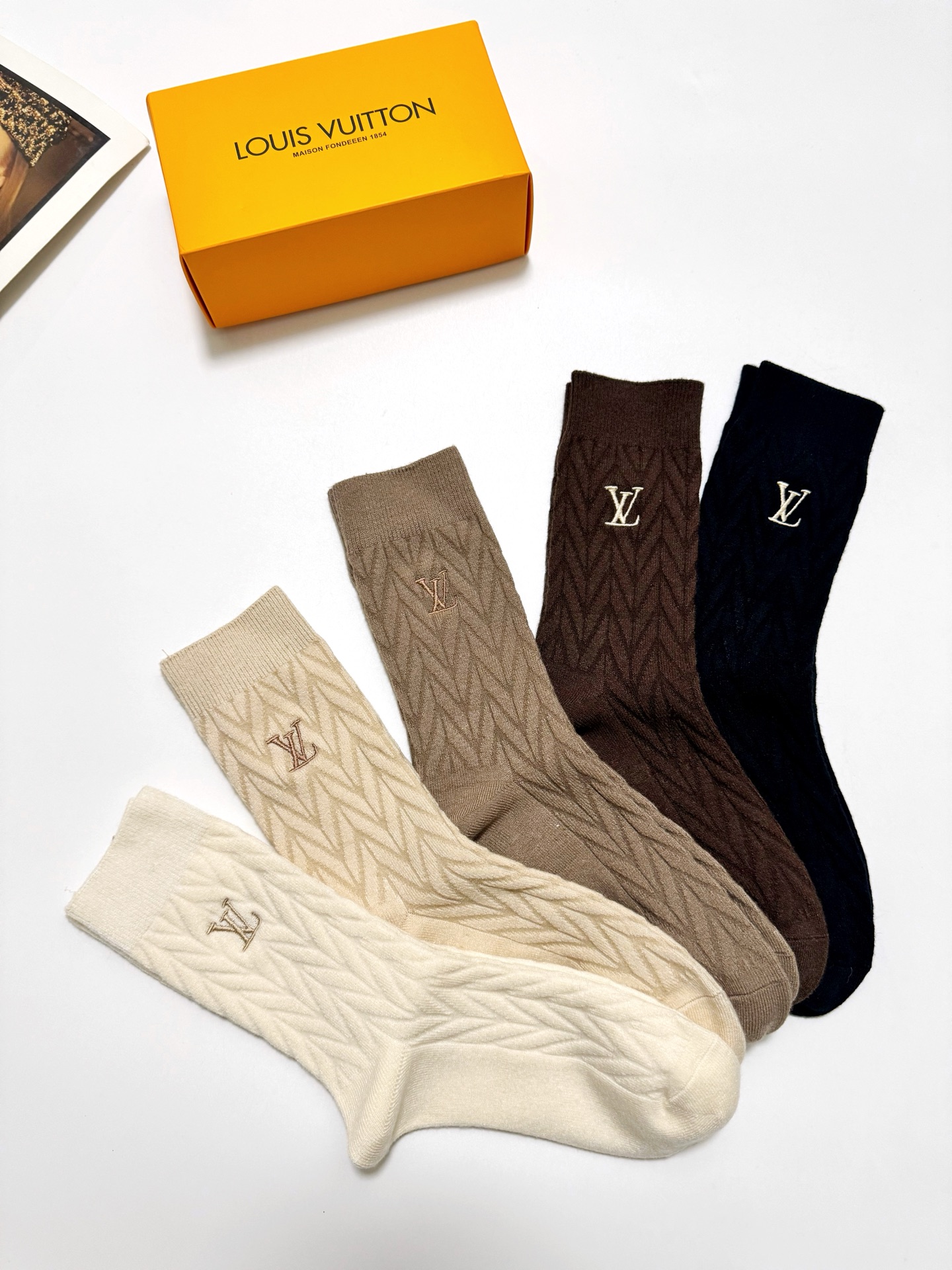 配包装🌟【一盒5 双】 🌟LV 路易威登 经典字母logo 羊绒混纺 中筒袜 ，ins超火爆配色 ，超级