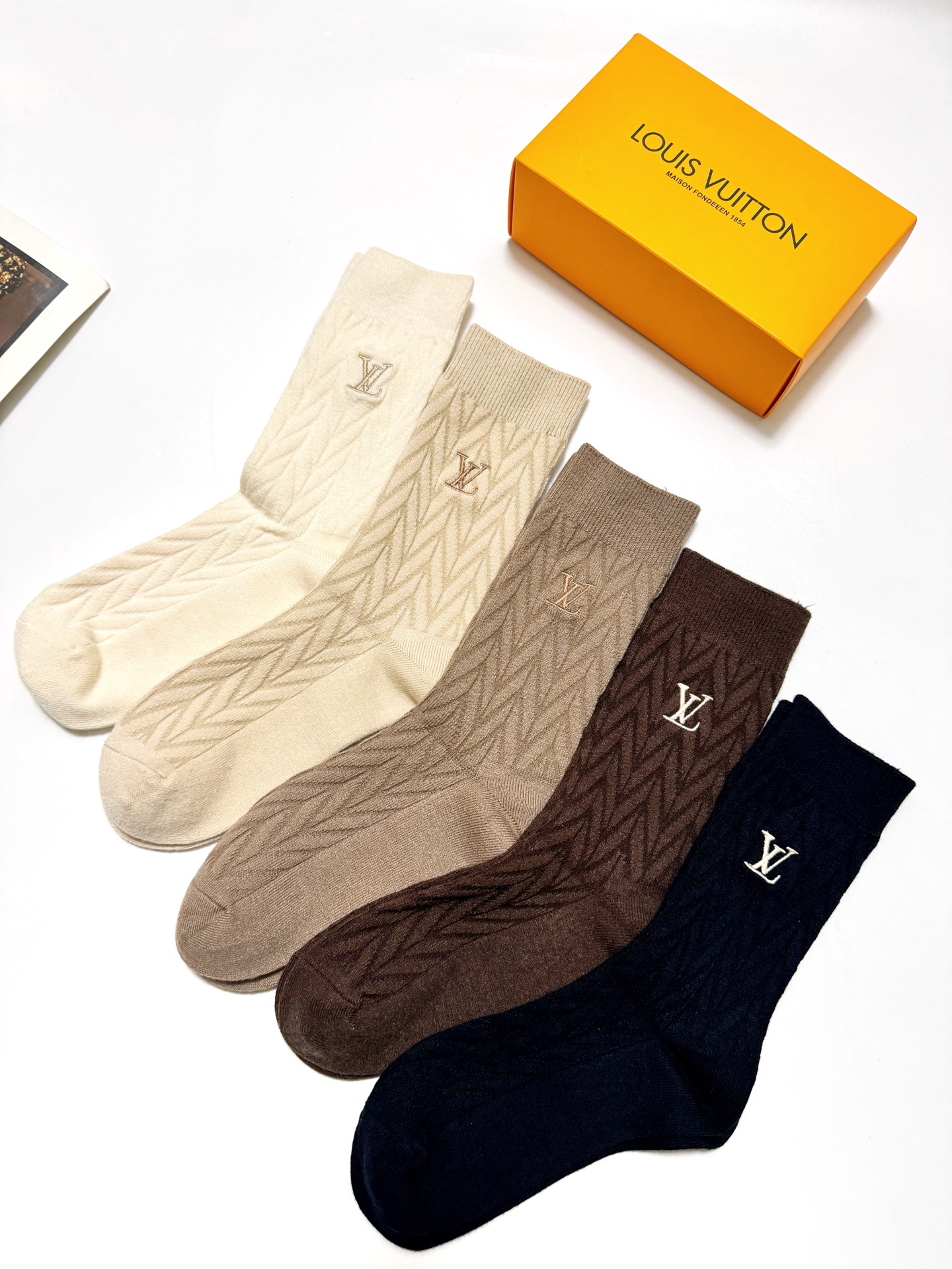 配包装🌟【一盒5 双】 🌟LV 路易威登 经典字母logo 羊绒混纺 中筒袜 ，ins超火爆配色 ，超级