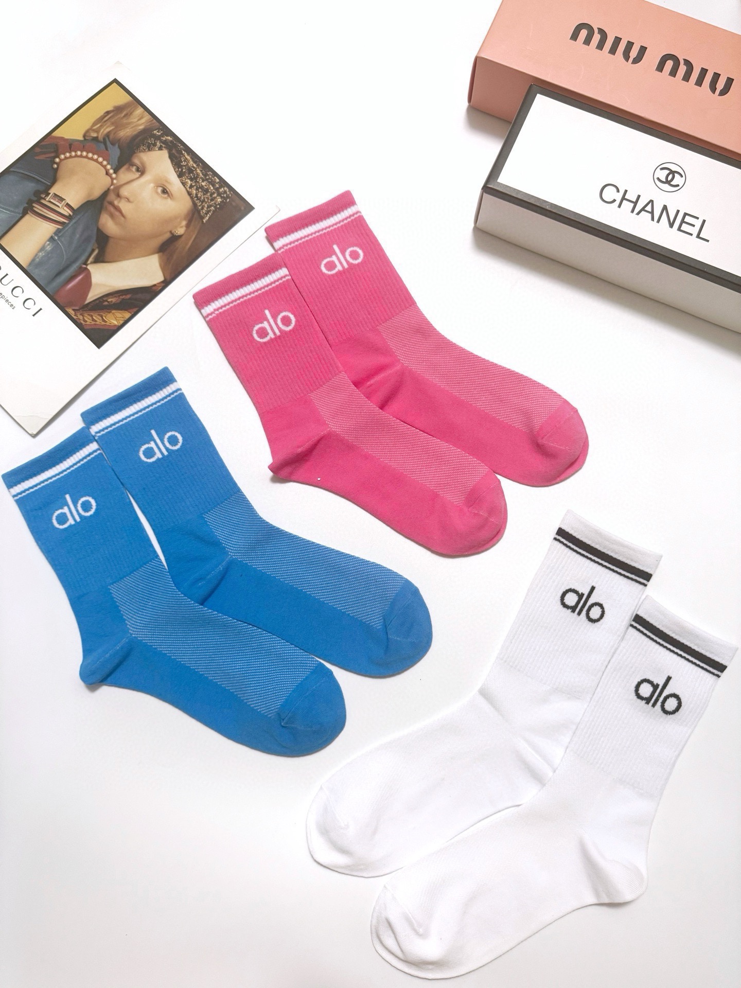 配包装🌟【一盒3双】 🌟 alo 经典字母logo 纯棉中筒袜 ，ins超火爆小腿短袜，纯棉面料，潮人必