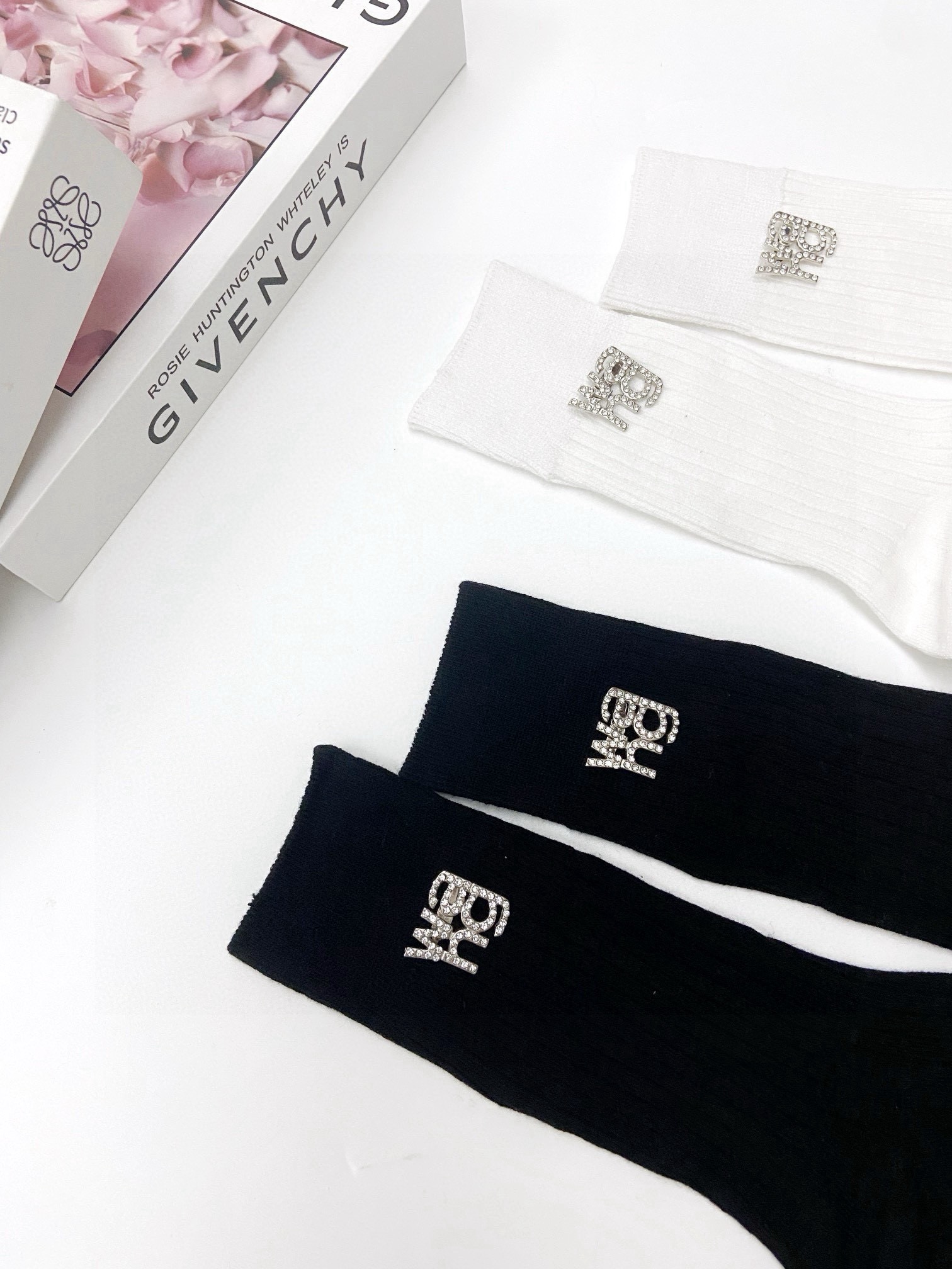 配包装🌟【一盒2 双】 🌟亚历山大·王 alexanderwang经典字母logo 别针 纯棉中筒袜 ，