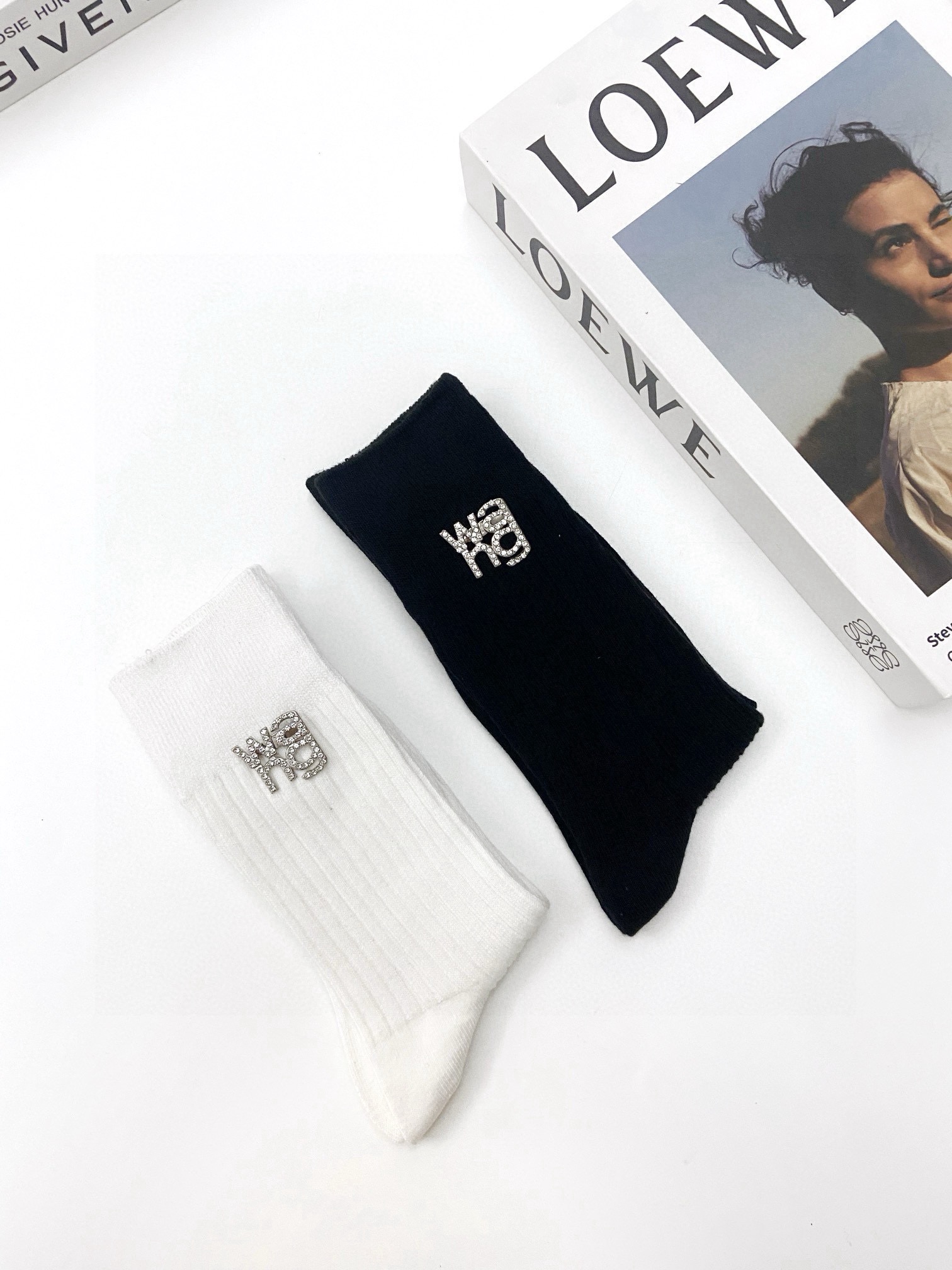 配包装🌟【一盒2 双】 🌟亚历山大·王 alexanderwang经典字母logo 别针 纯棉中筒袜 ，