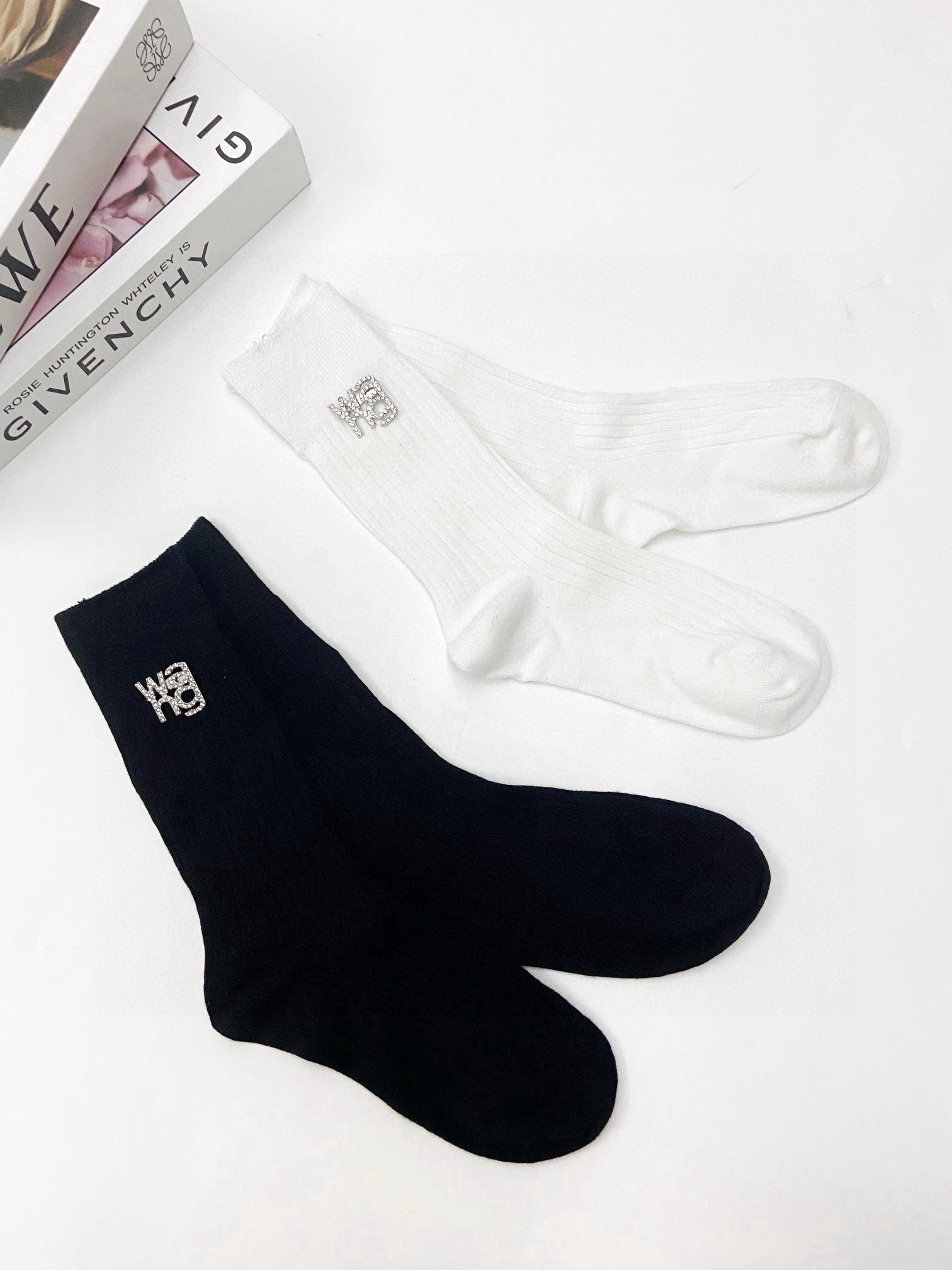 配包装🌟【一盒2 双】 🌟亚历山大·王 alexanderwang经典字母logo 别针 纯棉中筒袜 ，