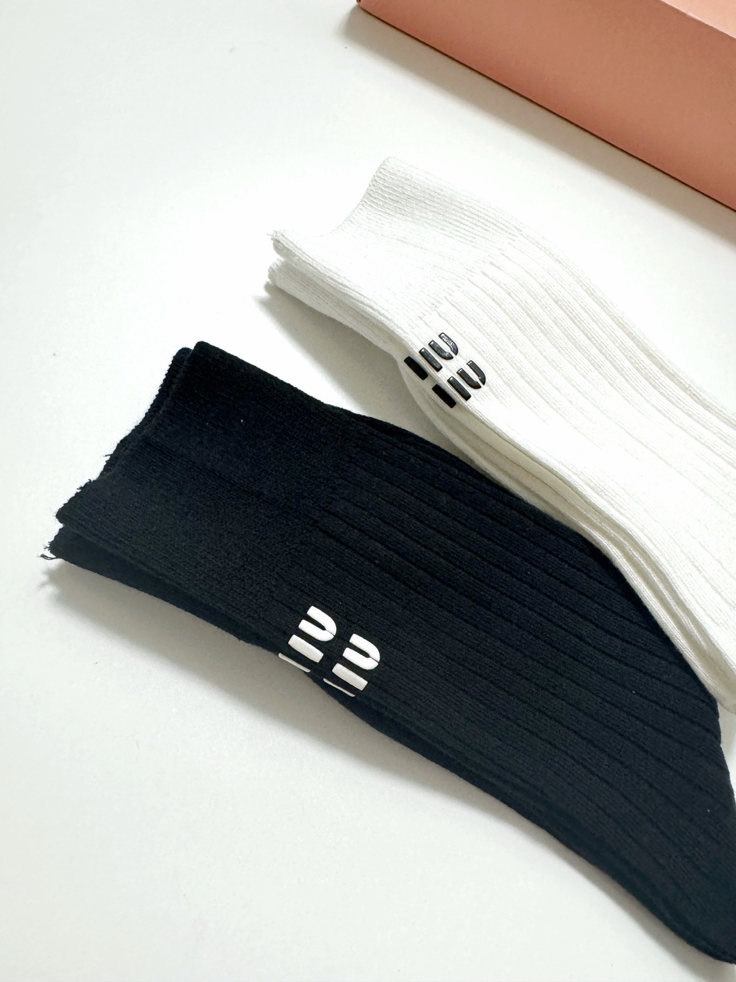 配包装🌟【一盒2双】🌟缪缪 miumiu 经典字母logo 纯棉中筒袜 小腿袜 🌟ins爆款！专柜在售i