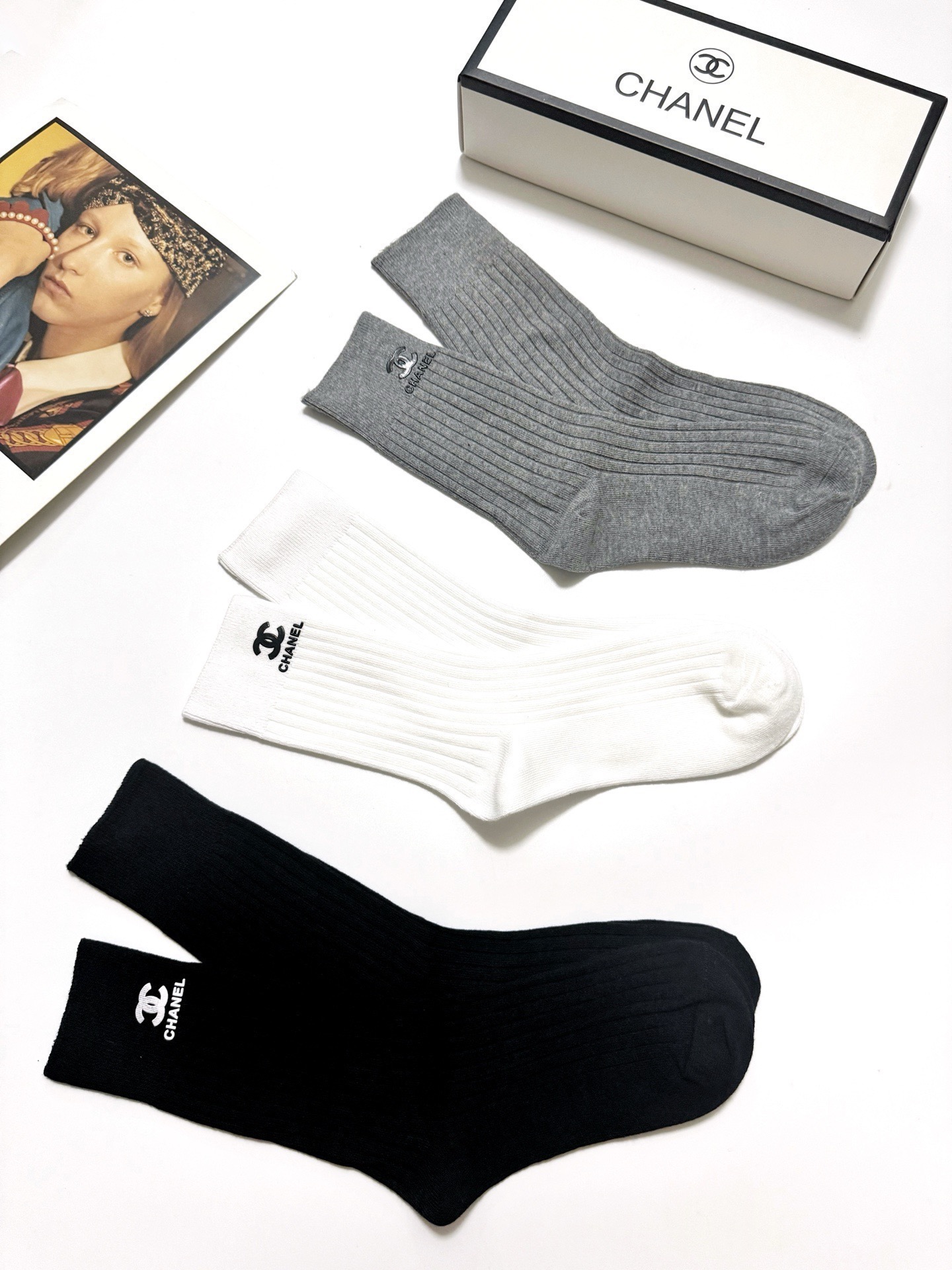 配包装🌟【一盒3 双】🌟Chanel 香奈儿 经典字母logo 纯棉中筒袜 🌟ins爆款！专柜在售ing