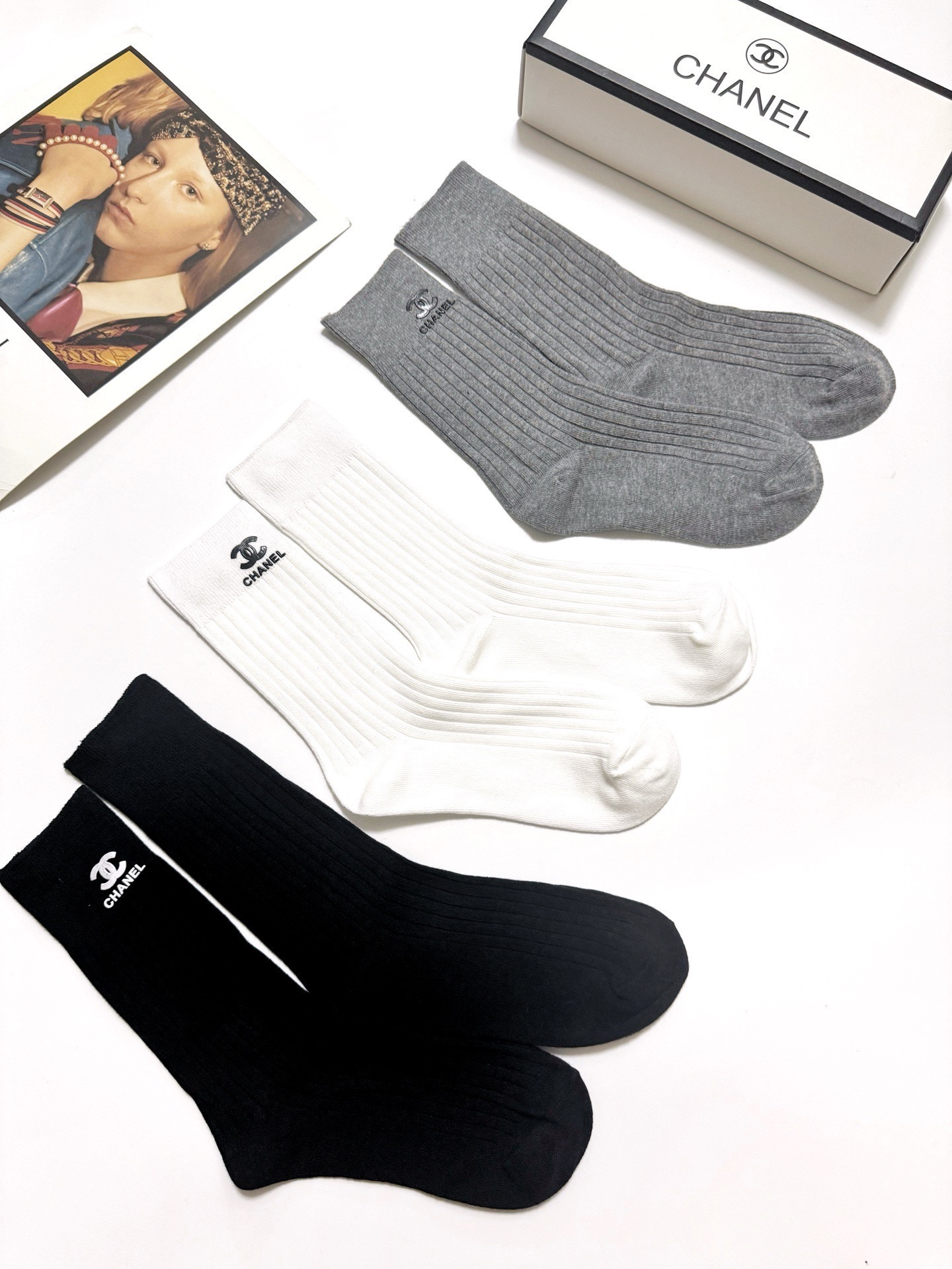 配包装🌟【一盒3 双】🌟Chanel 香奈儿 经典字母logo 纯棉中筒袜 🌟ins爆款！专柜在售ing