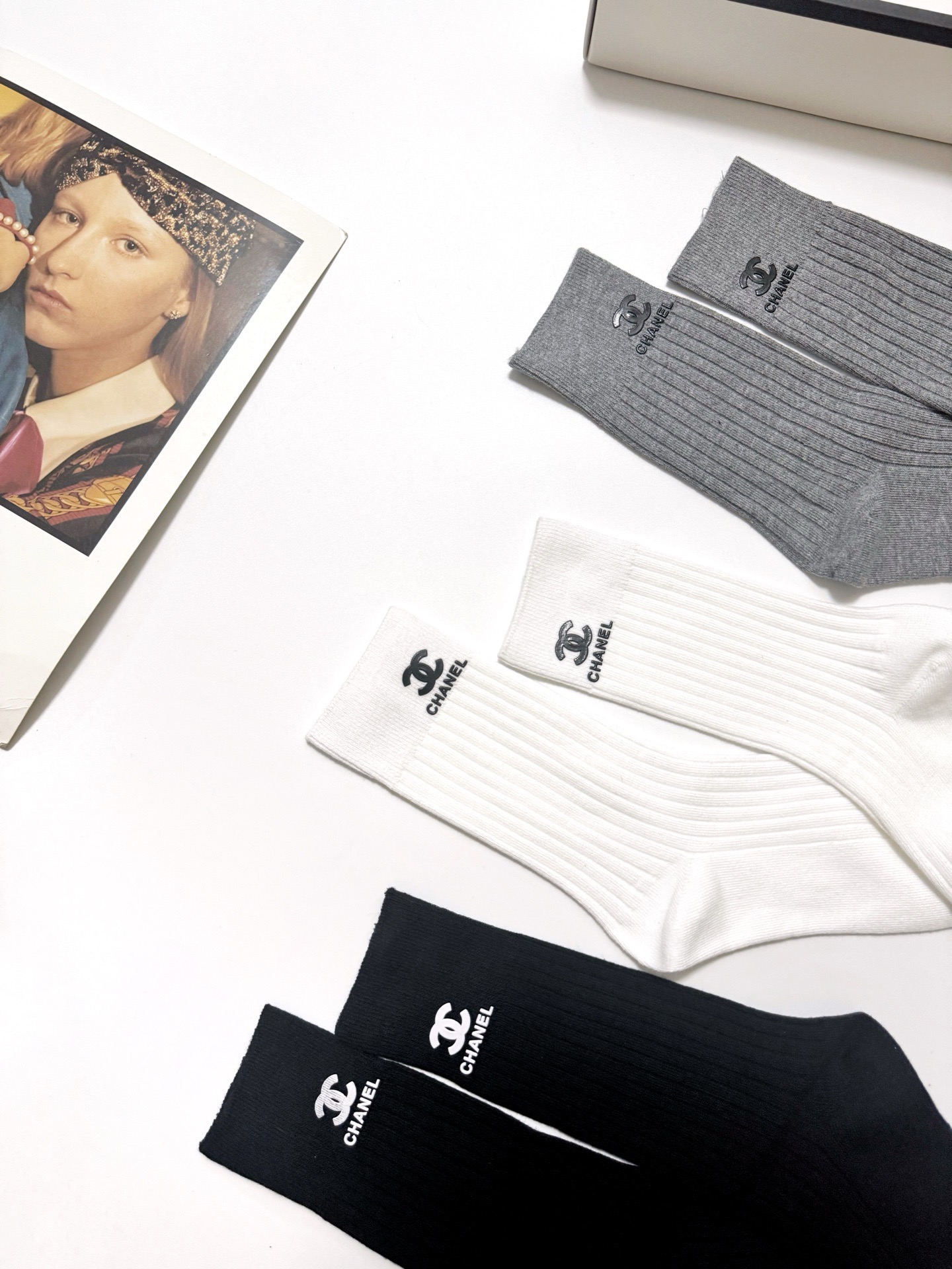配包装🌟【一盒3 双】🌟Chanel 香奈儿 经典字母logo 纯棉中筒袜 🌟ins爆款！专柜在售ing