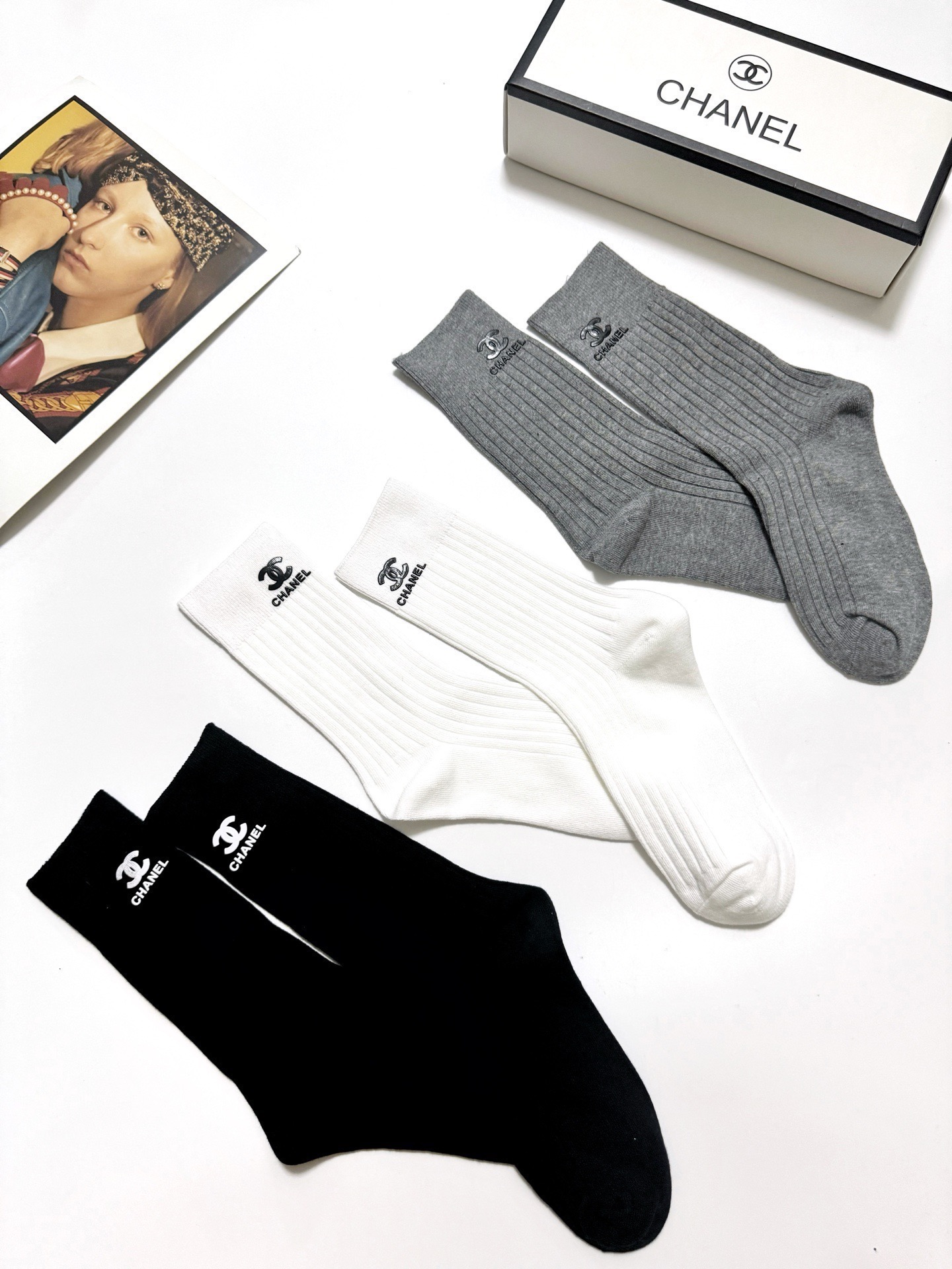 配包装🌟【一盒3 双】🌟Chanel 香奈儿 经典字母logo 纯棉中筒袜 🌟ins爆款！专柜在售ing