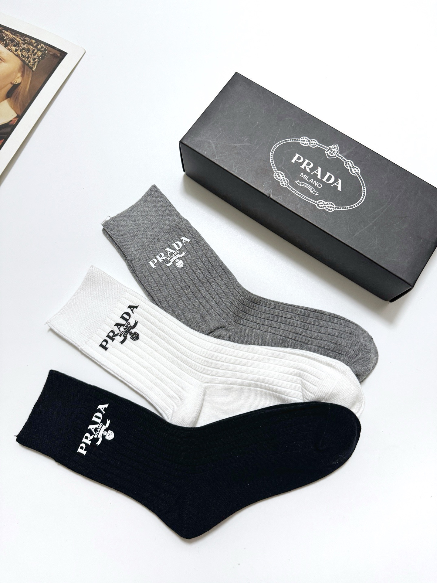 配包装🌟【一盒3 双】🌟 Prada 经典字母logo纯棉 中筒袜 🌟经典配色个性时尚🌟ins爆款！专柜