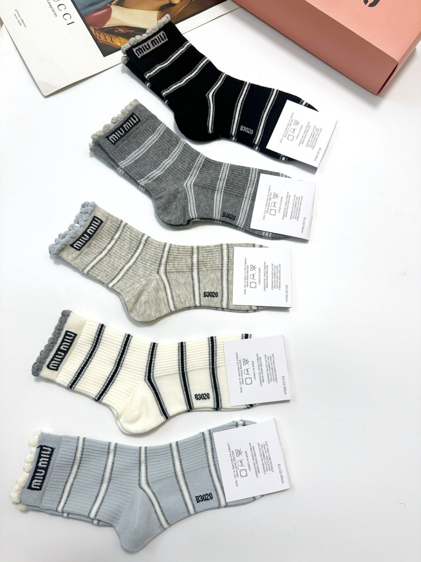 配包装🌟【一盒3 双】🌟 Prada 经典字母logo纯棉 中筒袜 🌟经典配色个性时尚🌟ins爆款！专柜