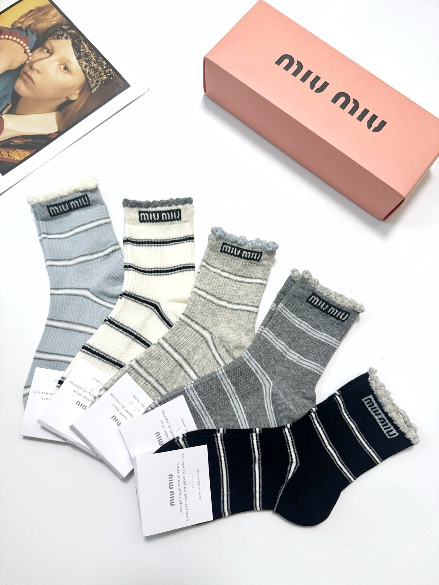 配包装🌟【一盒3 双】🌟 Prada 经典字母logo纯棉 中筒袜 🌟经典配色个性时尚🌟ins爆款！专柜