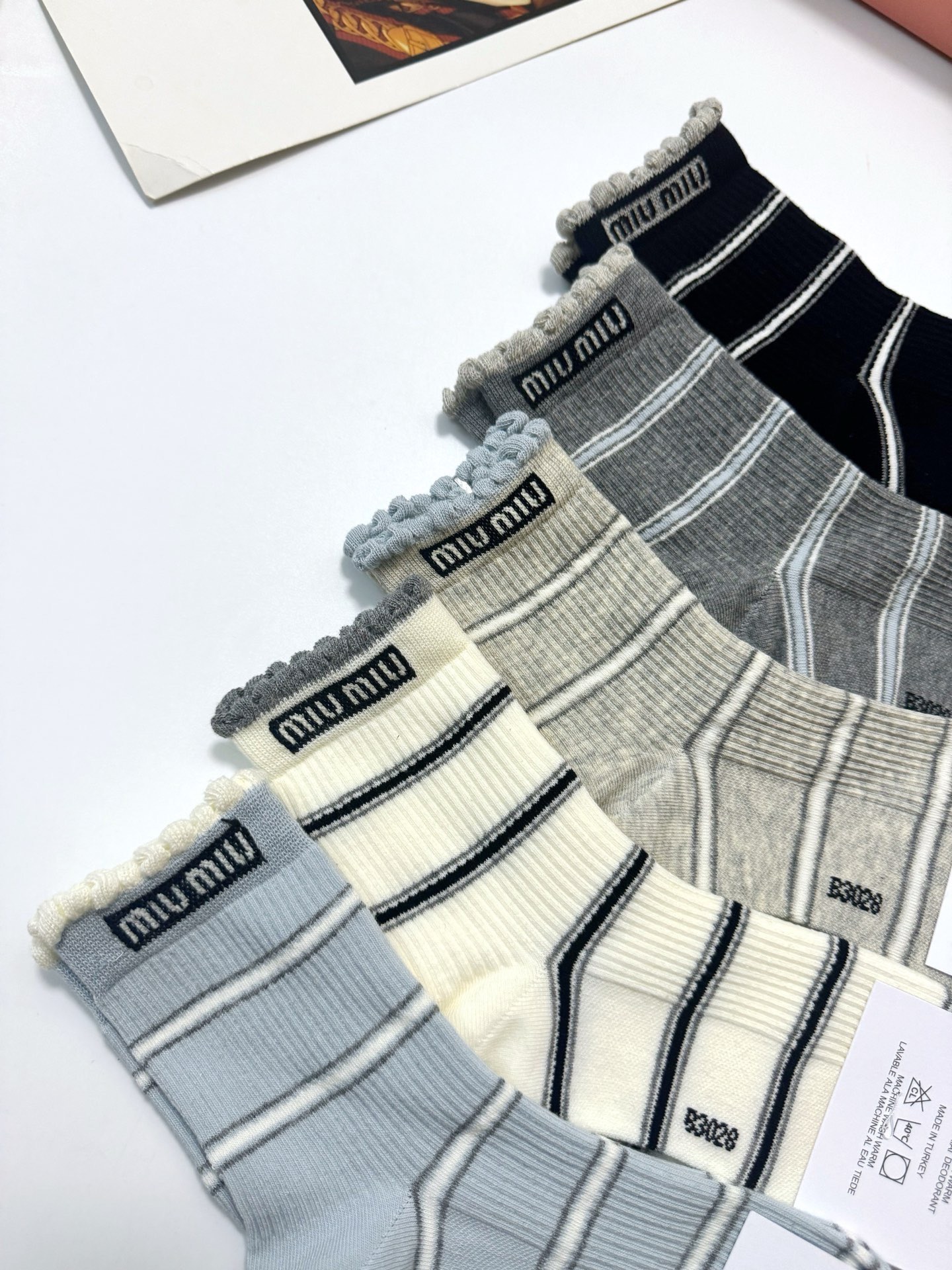 配包装🌟【一盒3 双】🌟 Prada 经典字母logo纯棉 中筒袜 🌟经典配色个性时尚🌟ins爆款！专柜