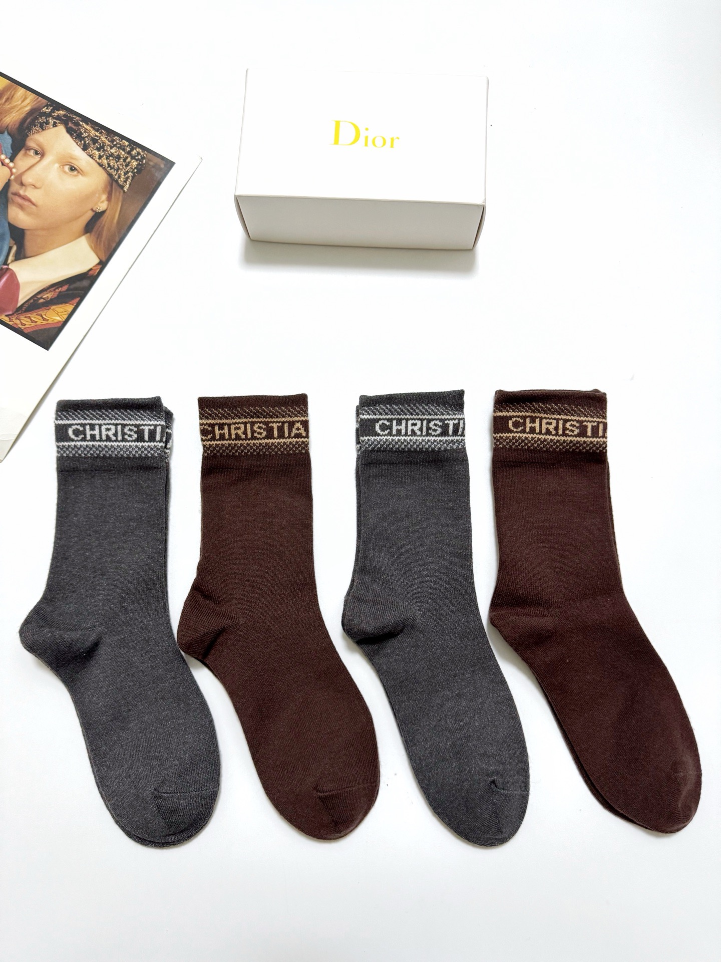配包装🌟【一盒4 双】 🌟Dior 迪奥 经典字母logo 羊绒混纺 中筒袜 ，ins超火爆配色 ，超级