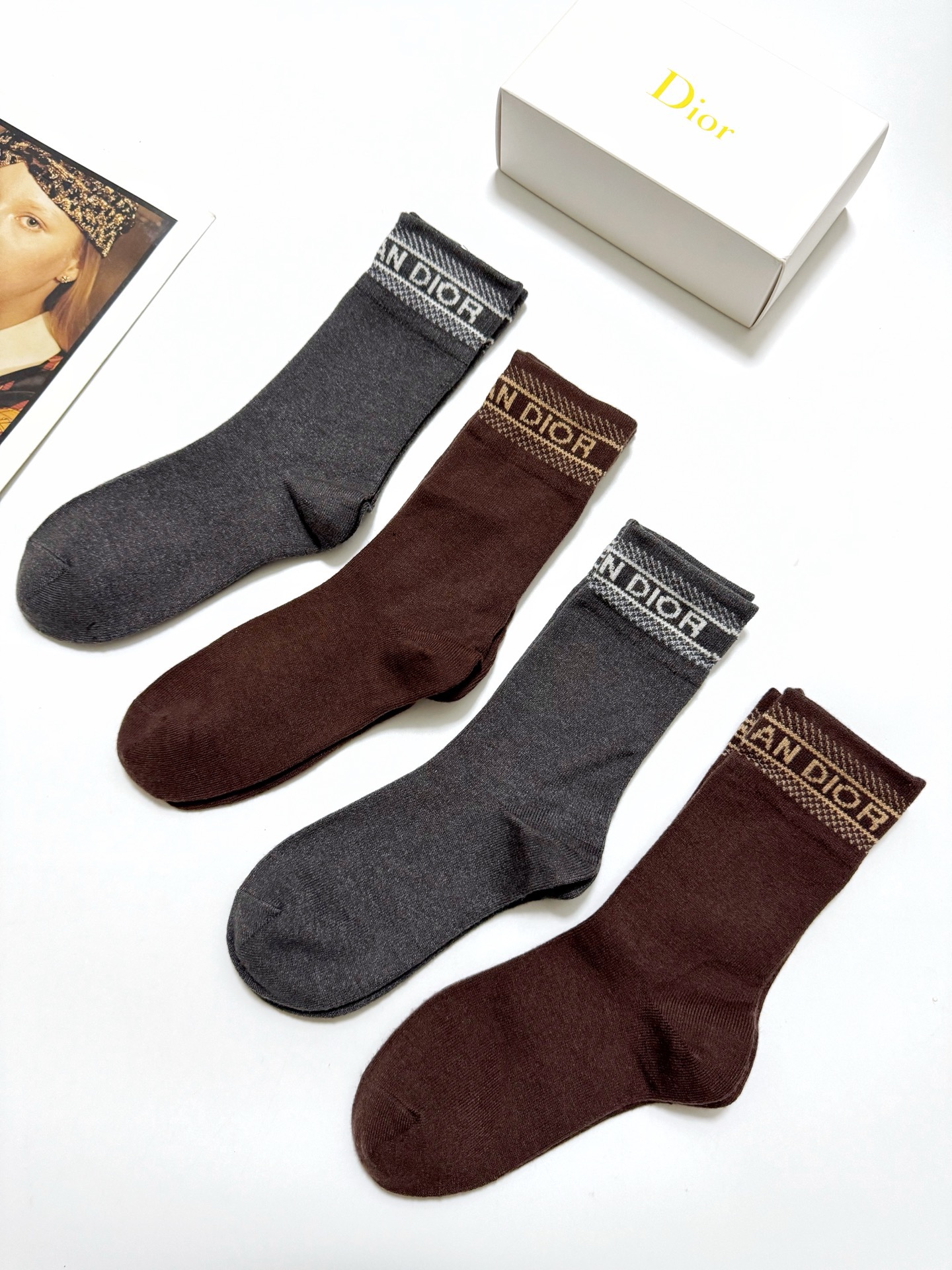 配包装🌟【一盒4 双】 🌟Dior 迪奥 经典字母logo 羊绒混纺 中筒袜 ，ins超火爆配色 ，超级