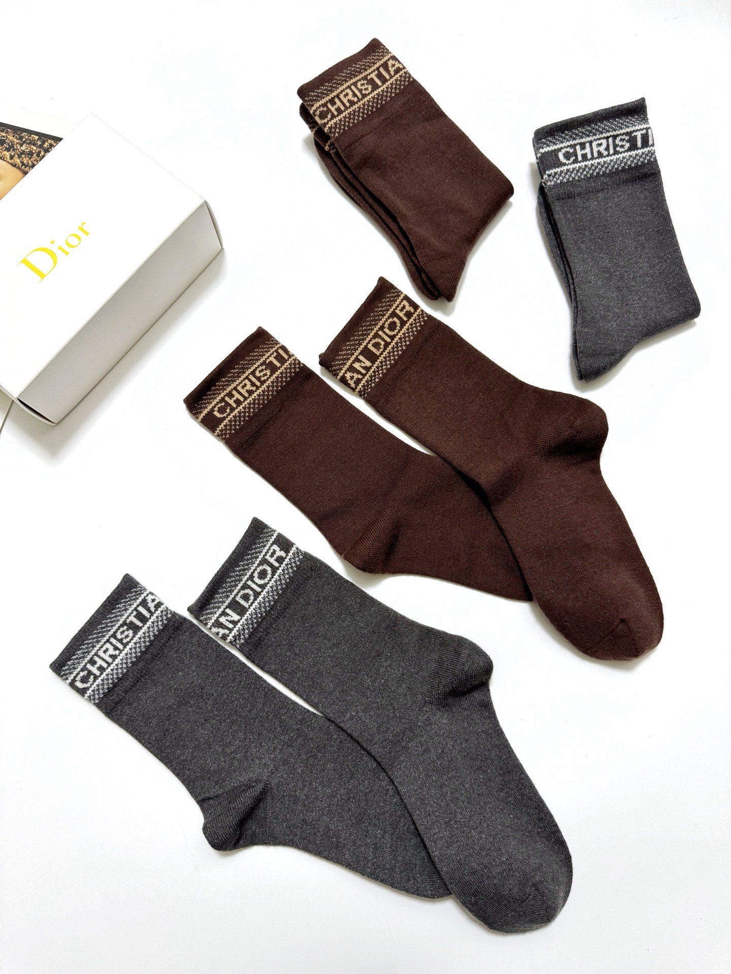 配包装🌟【一盒4 双】 🌟Dior 迪奥 经典字母logo 羊绒混纺 中筒袜 ，ins超火爆配色 ，超级