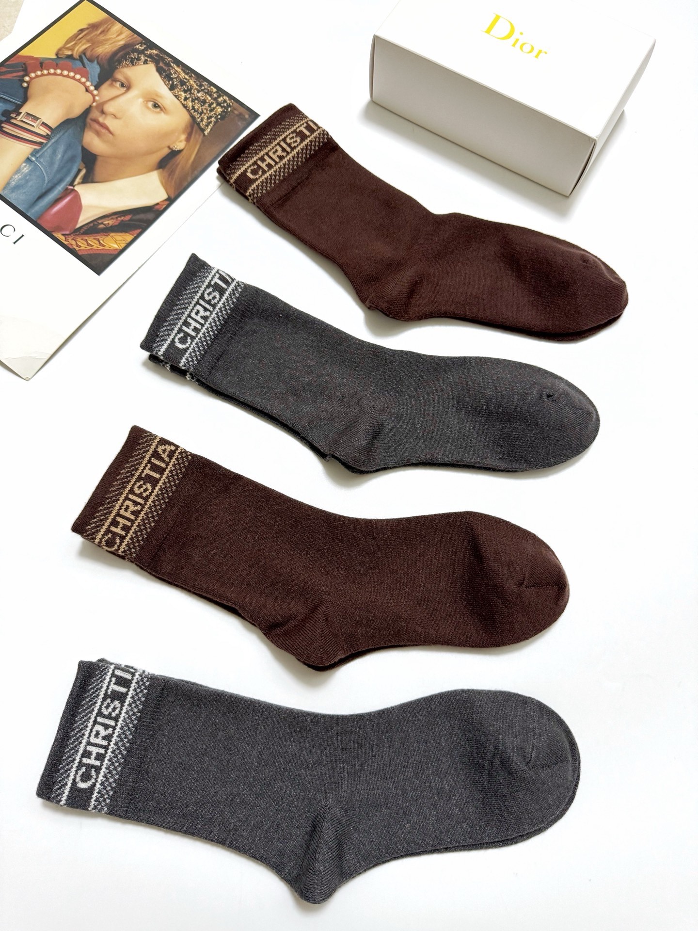 配包装🌟【一盒4 双】 🌟Dior 迪奥 经典字母logo 羊绒混纺 中筒袜 ，ins超火爆配色 ，超级