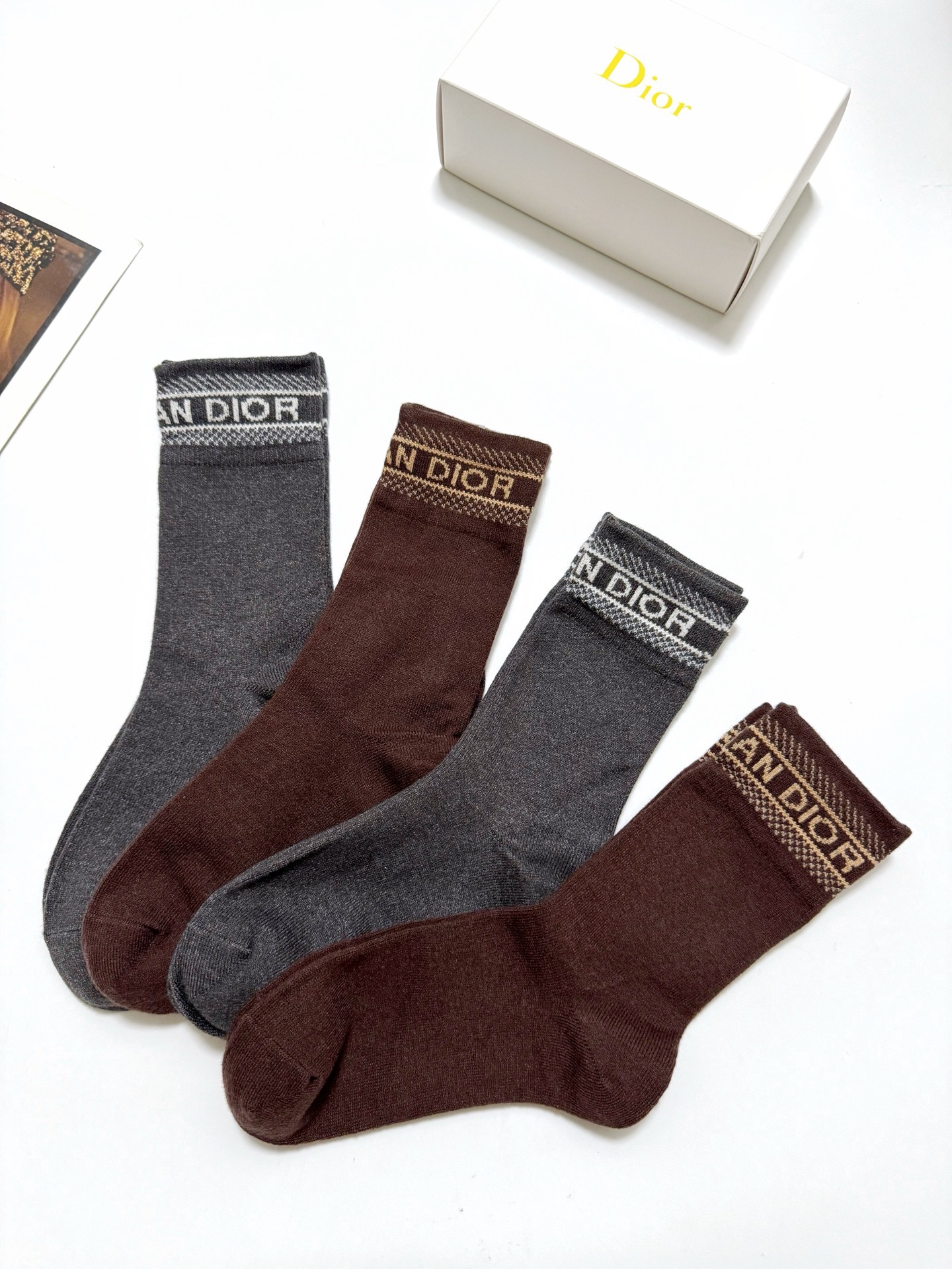 配包装🌟【一盒4 双】 🌟Dior 迪奥 经典字母logo 羊绒混纺 中筒袜 ，ins超火爆配色 ，超级