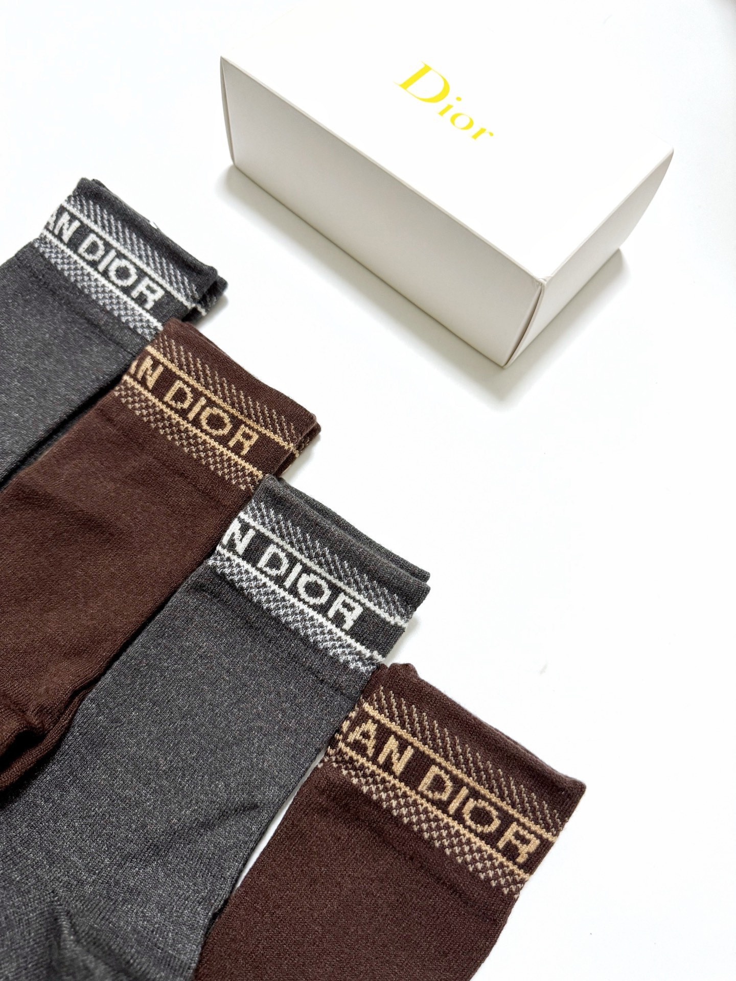 配包装🌟【一盒4 双】 🌟Dior 迪奥 经典字母logo 羊绒混纺 中筒袜 ，ins超火爆配色 ，超级