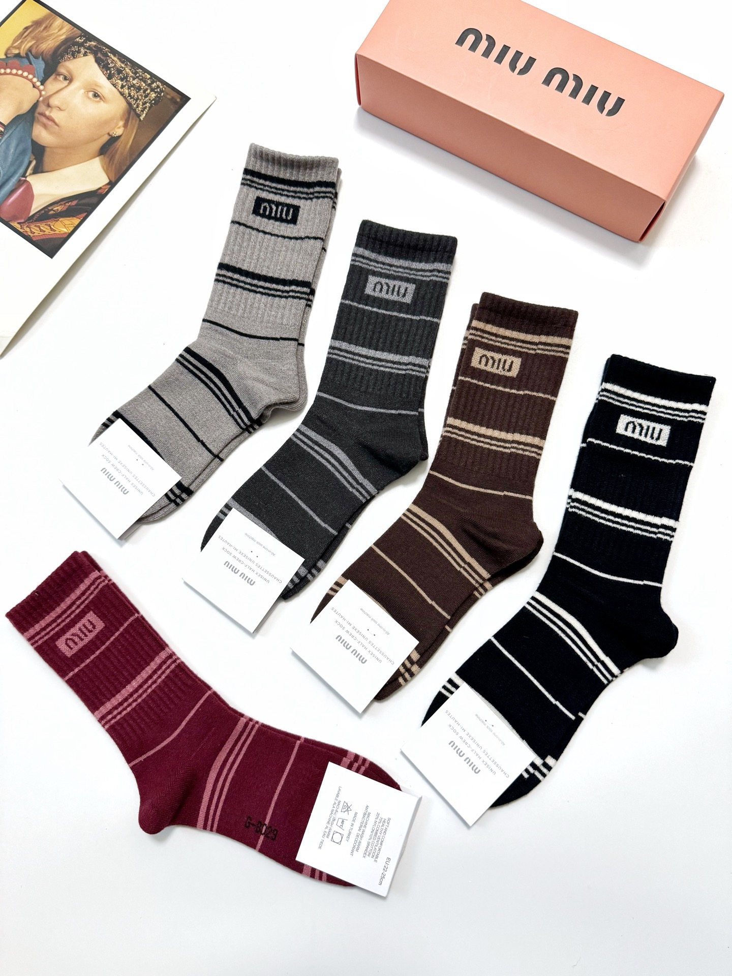 配包装🌟【一盒5 双】 🌟缪缪miumiu 经典字母 logo 羊绒混纺中筒袜 ，ins超火爆中筒袜，潮
