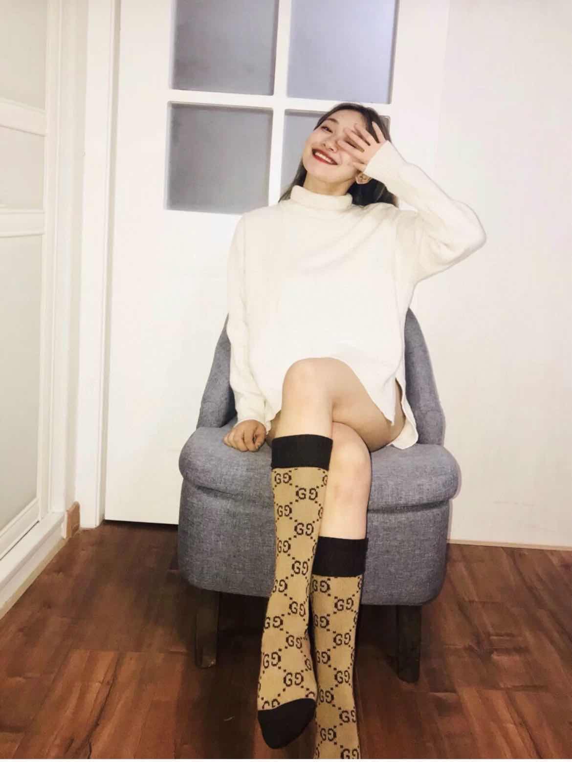 NO:618649,Comes with packaging [one pair per box] Gucci’s popular double G letter stockings and calf socks, which are on sale at the same time at the counter. Many celebrities and celebrities have the same style!  Pure cotton blended material, perfect color matching, classic and timeless style!  Ins popular small items, a must-have for fashionistas, versatile colors: socks, stockings, socks, gucci, socks19860909配包装【一盒一 双】 Gucci 古奇 爆款双G字母 长筒袜 小腿袜 专柜同步发售ing ,巨多明星红人同款！纯棉混纺材质,超完美配色,款式经典不过时！ins爆火小单品,潮人必备,颜色百搭 袜子,丝袜,袜子,gucci,socks,accessory