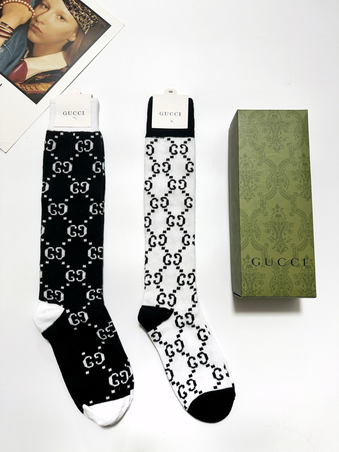 NO:618541,Comes with packaging [2 pairs in a box] Gucci’s hot-selling double G letter stockings and calf socks, which are on sale at the same time at the counter. Many celebrities have the same style!  Pure cotton blended material, perfect color matching, classic and timeless style!  Ins popular small items, a must-have for fashionistas, versatile colors: socks, stockings, socks, gucci, socks19860909配包装【一盒2 双】 Gucci 古奇 爆款双G字母 长筒袜 小腿袜 专柜同步发售ing ,巨多明星红人同款！纯棉混纺材质,超完美配色,款式经典不过时！ins爆火小单品,潮人必备,颜色百搭 袜子,丝袜,袜子,gucci,socks,accessory