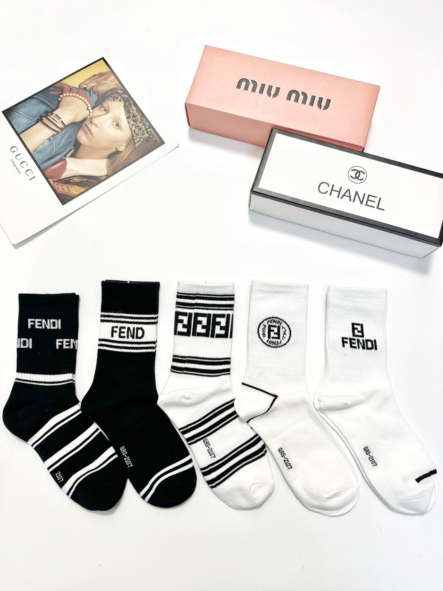 NO:618546,Comes with packaging [5 pairs in a box] Fendi Fendi classic letter logo pure cotton mid-calf socks, ins super popular mid-calf socks pure cotton calf socks, pure cotton fabric, a must-have for fashionistas, classic color matching, personalized, fashionable and versatile, you deserve it Socks, stockings, socks, fendi, fendi, socks19860909配包装【一盒5 双】 Fendi 芬迪 经典字母logo 纯棉中筒袜,ins超火爆中筒袜 纯棉小腿袜,纯棉面料,潮人必备 ,经典配色 个性时尚百搭款,你值得拥有哦袜子,丝袜,袜子,fendi,fendi,socks,accessory
