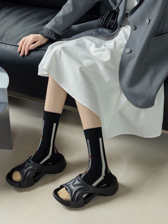 NO:618551,Comes with packaging [3 pairs in a box] Chanel Chanel classic embroidered letter logo pure cotton mid-calf socks, an ins hot hit!  It’s on sale at the counter and it’s so explosive!  Super high quality!  A classic that never goes out of style!  A must-have for fashionistas, the quality of counter purchases is great and easy to wear!  Recommended, recommended, recommended ~ ~ must-have small items!  !  socks, stockings, socks, chanel, chanel, socks19860909配包装【一盒3 双】 Chanel 香奈儿 经典刺绣字母logo 纯棉中筒袜 ins爆款！专柜在售ing 好看到爆炸 ！超高品质！经典不过时！潮人必不能少的专柜代购品质 ,巨好穿！推荐推荐推荐～～必入小单品！！袜子,丝袜,袜子,chanel,chanel,socks,accessory