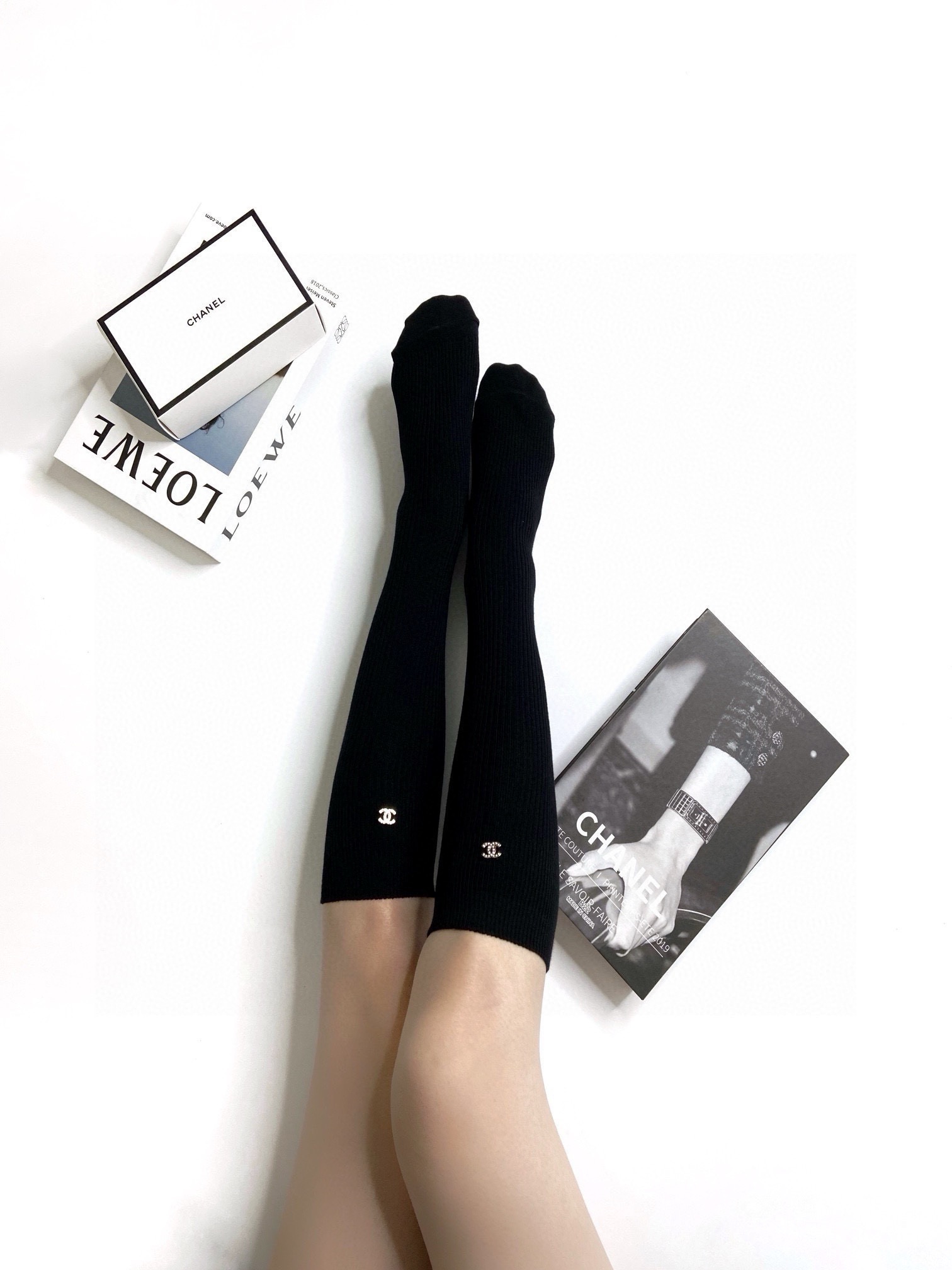 NO:618653,Comes with packaging [one pair per box] Chanel Chanel classic letter logo pure cotton stockings calf socks heavy industry decoration personalized fashion ins hot style!  It’s on sale at the counter and it’s so explosive!  Super high quality!  A classic that never goes out of style!  A must-have for fashionistas, the quality of counter purchases is great and easy to wear!  Recommended, recommended, recommended ~ ~ must-have small items!  !  socks, stockings, socks, chanel, chanel, socks19860909配包装【一盒一双】 Chanel 香奈儿 经典字母logo纯棉长筒袜 小腿袜 重工装饰个性时尚 ins爆款！专柜在售ing 好看到爆炸 ！超高品质！经典不过时！潮人必不能少的专柜代购品质 ,巨好穿！推荐推荐推荐～～必入小单品！！袜子,丝袜,袜子,chanel,chanel,socks,accessory