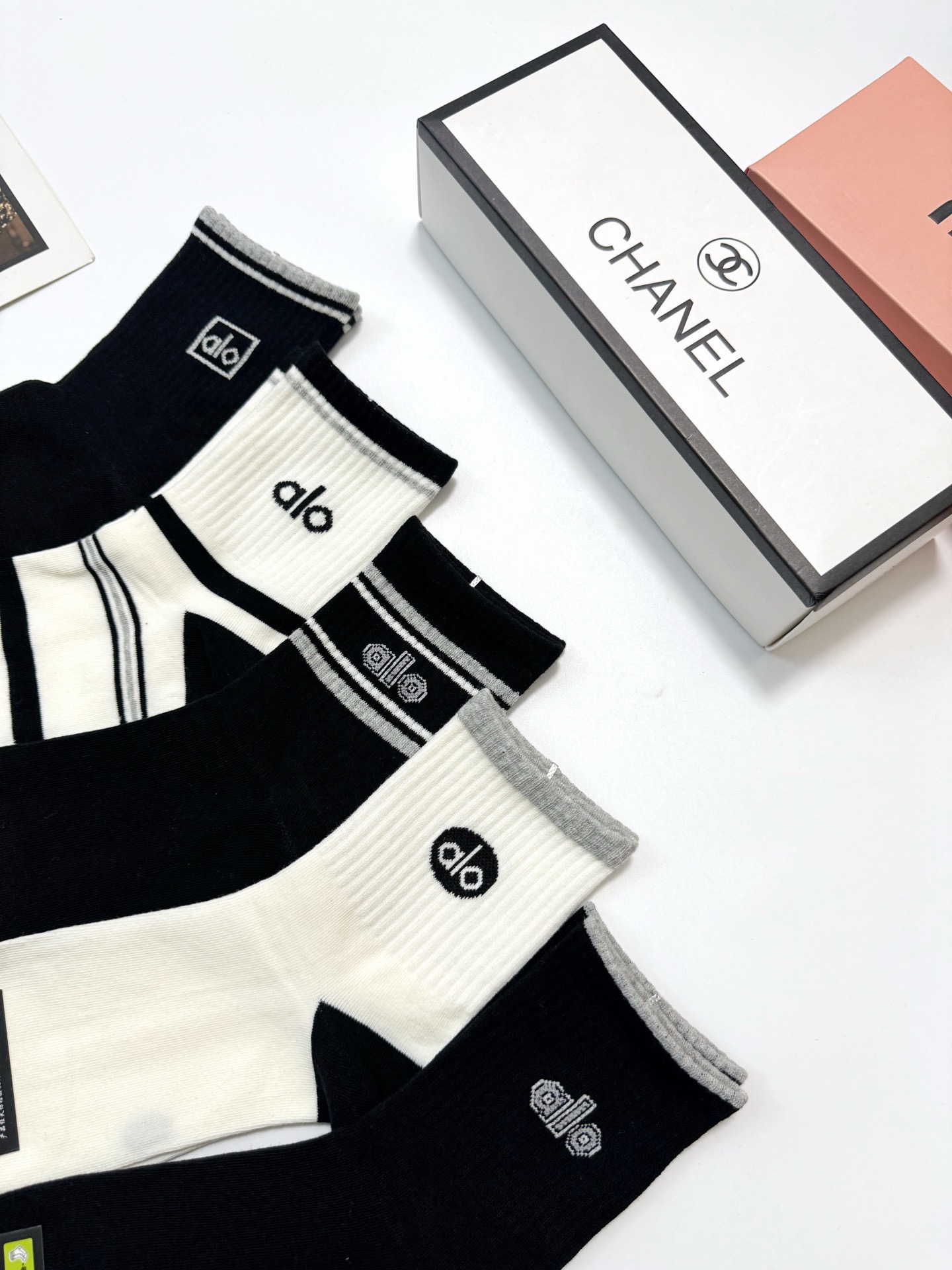 配包装🌟【一盒5 双】 🌟 alo 经典字母logo 纯棉中筒袜 ，ins超火爆小腿短袜，纯棉面料，潮人