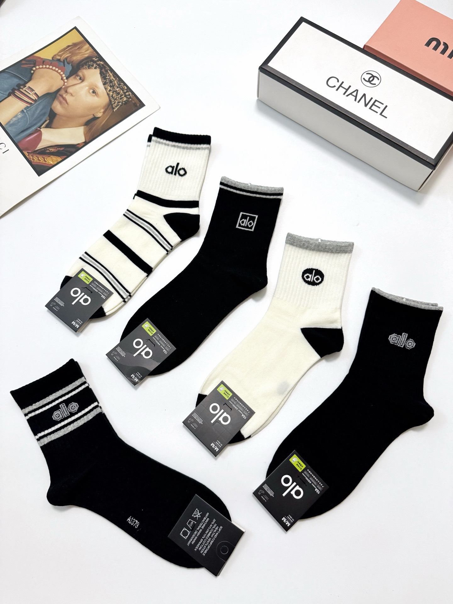 配包装🌟【一盒5 双】 🌟 alo 经典字母logo 纯棉中筒袜 ，ins超火爆小腿短袜，纯棉面料，潮人