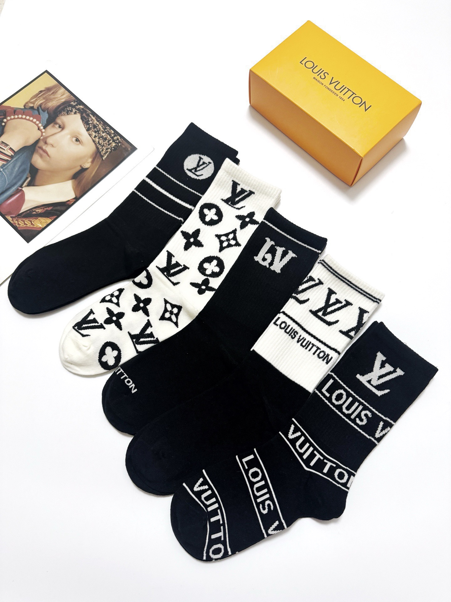 配包装🌟【一盒5 双】 🌟LV 路易威登 经典字母logo 纯棉中筒袜 ，ins超火爆纯棉小腿袜，纯棉面