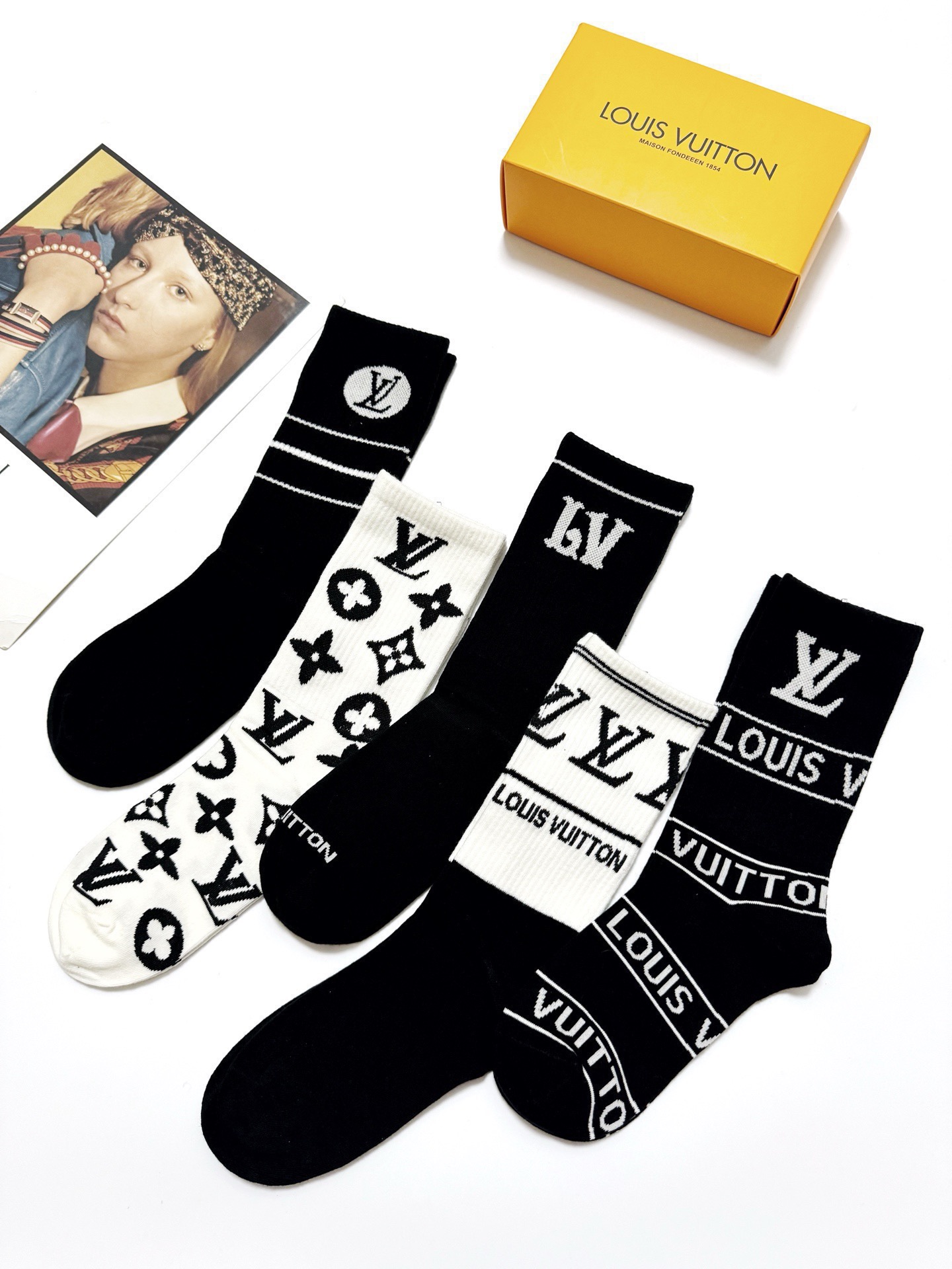 配包装🌟【一盒5 双】 🌟LV 路易威登 经典字母logo 纯棉中筒袜 ，ins超火爆纯棉小腿袜，纯棉面
