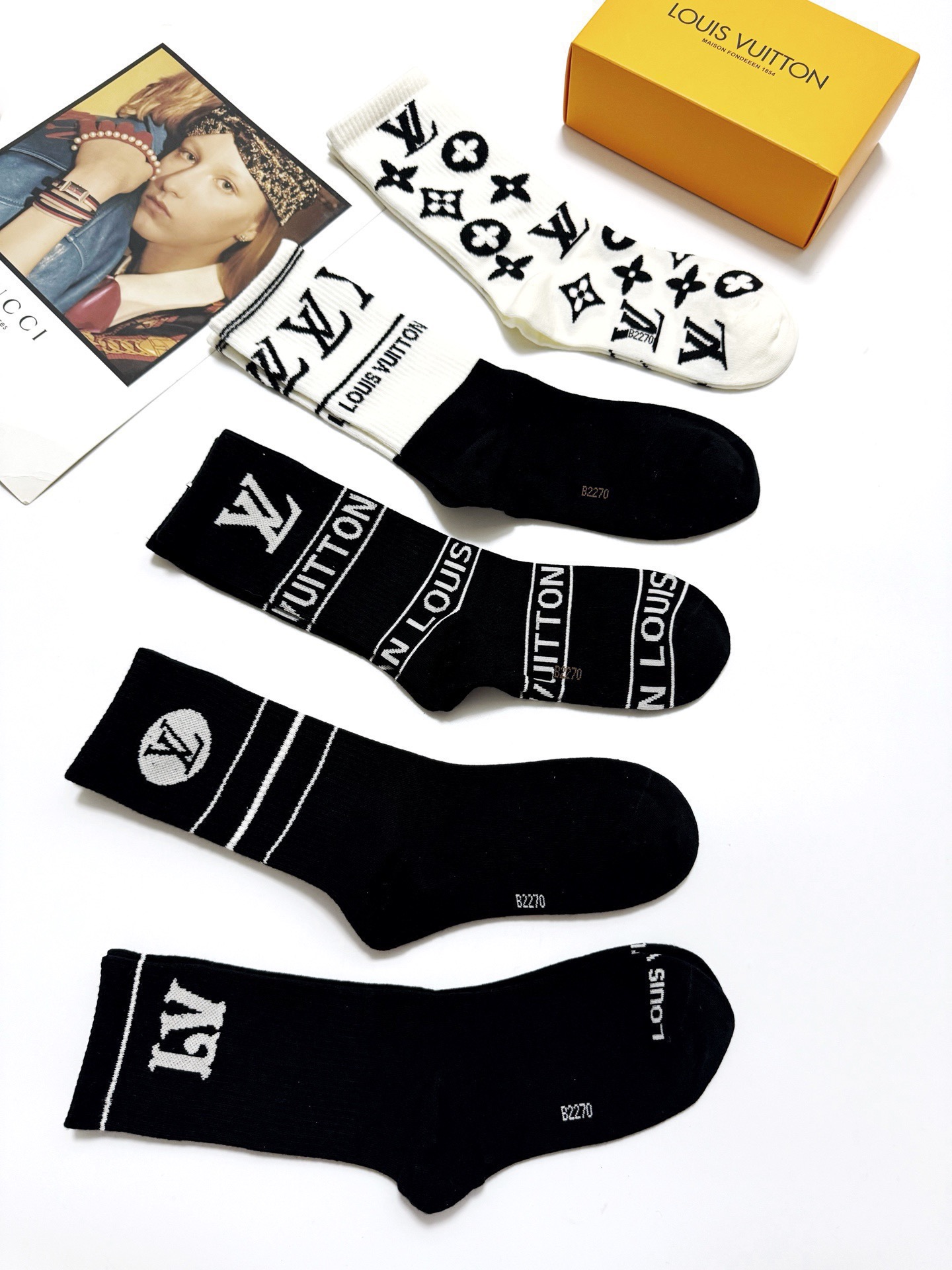 配包装🌟【一盒5 双】 🌟LV 路易威登 经典字母logo 纯棉中筒袜 ，ins超火爆纯棉小腿袜，纯棉面